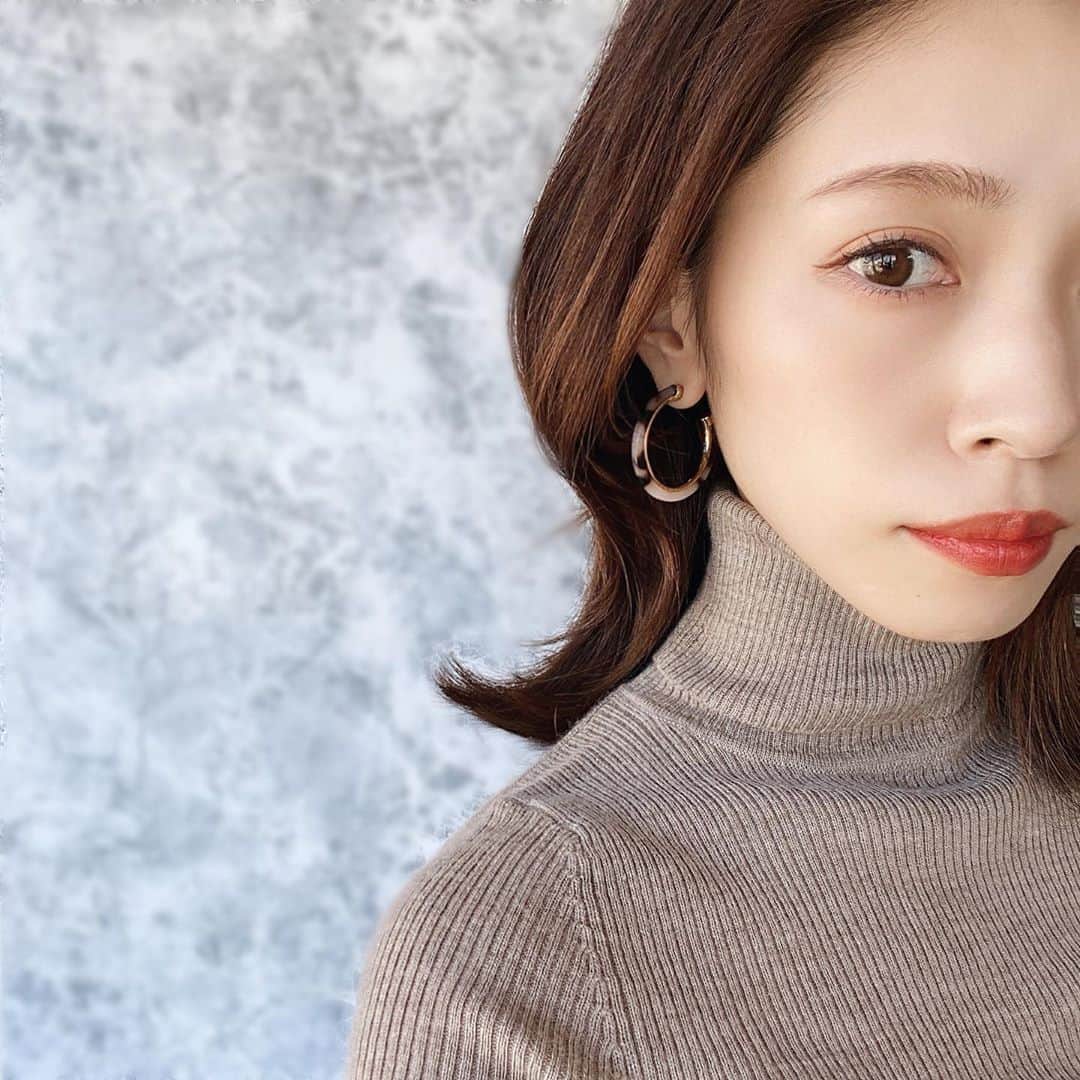 石黒美帆のインスタグラム：「*﻿ 落ちない！描きやすい！﻿ 大好きなアイライナー1DAY TATTOO❤️﻿ ﻿ 本当に発色が良くて、アイライナーを1回引くだけでくっきりと描けるのが嬉しい☺️☺️﻿ ﻿ ペン先の柔らかさや細さがちょうど良くて、目尻まですんなり描けちゃいます🙆‍♀﻿ ﻿ ﻿ カラーは﻿ 1.アイスブラック﻿ 2.ショコラブラウンブラック﻿ 3.ココアブラウン﻿ 4.アズキ﻿ の4色🎨﻿ ﻿ ﻿ 今回は赤みの強いブラウン3.ココアブラウンを使ってメイクしてみました😊﻿ ﻿ 機能性や発色はもちろん、落ちやすい目尻も落ちづらくなってメイク直しもラクに✨﻿ ﻿ ロフトなどで売っているのでチェック👆❤﻿ ﻿ ﻿ ﻿ #プロキャストアイライナー#Kパレット#PR#アイライナー#メイク#コスメレポ #コスメレビュー#オレンジメイク#vocest#1daytattoo#makeup#cosmetics#pr」