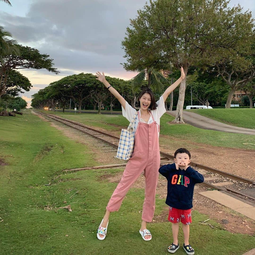 イ・ヒョニさんのインスタグラム写真 - (イ・ヒョニInstagram)「🌴🍍 요즘 그가 미는 표정🧛 #드라큘라홍 #하와이여행중 #코올리나 #여기도저기도거기도다좋네 #hawaii #koolina #disneyaulani」2月12日 18時01分 - lee.hyunyi