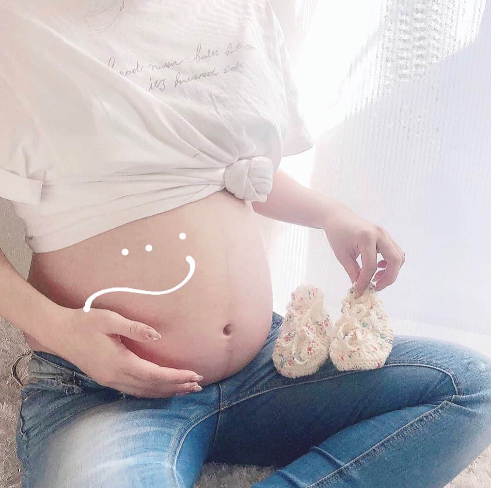 伊藤りかさんのインスタグラム写真 - (伊藤りかInstagram)「． ぼてんっ🤰🏼 旦那さんにお願いして撮ってもらったんやけど 太り過ぎて、何だかお腹がぼてんっ。。笑 * 夜になるとキックしまくりなベビちゃん👶🏻 (まだお腹の下を蹴ってるので逆子ちゃんかな〜) * お腹の中にいると思うと 本当に毎日不思議な感覚に襲われる。。❤︎ 会えるまでもう少し、沢山楽もうねっ🐘♡ * #男の子ママ #男の子ベビー #おとこのこママ  #ベビー服 #ベビーシューズ #第一子妊娠中 #妊婦 #妊婦コーデ #妊娠中 #マタニティライフ #妊婦生活 #マタニティ #マタニティコーデ  #妊娠9ヶ月 #マタニティフォト #プレママ #プレママさんと繋がりたい #初マタ #32w #令和2年ベビー #セルフマタニティフォト #伊藤りか #snsクリエイター」2月12日 18時13分 - rrrika.i