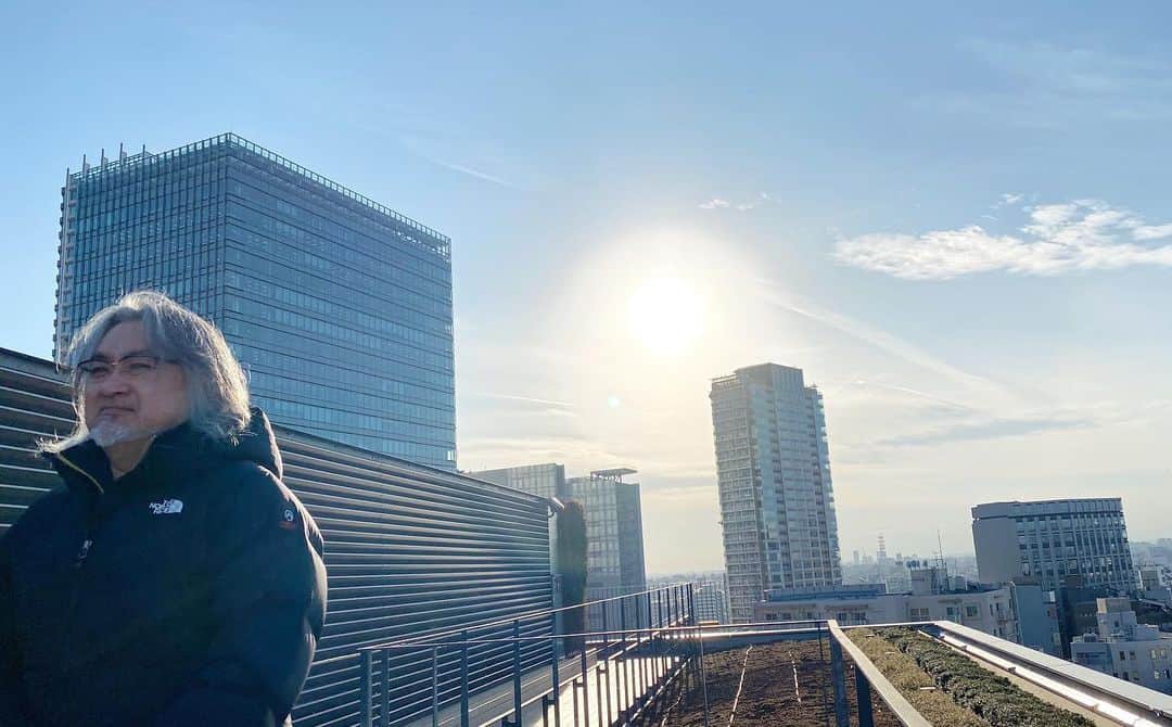 たちばな哲也のインスタグラム：「今日は超ご無沙汰してたカメラマンさんと打ち合わせ。 事務所の屋上にてプチロケハン #sggjp」