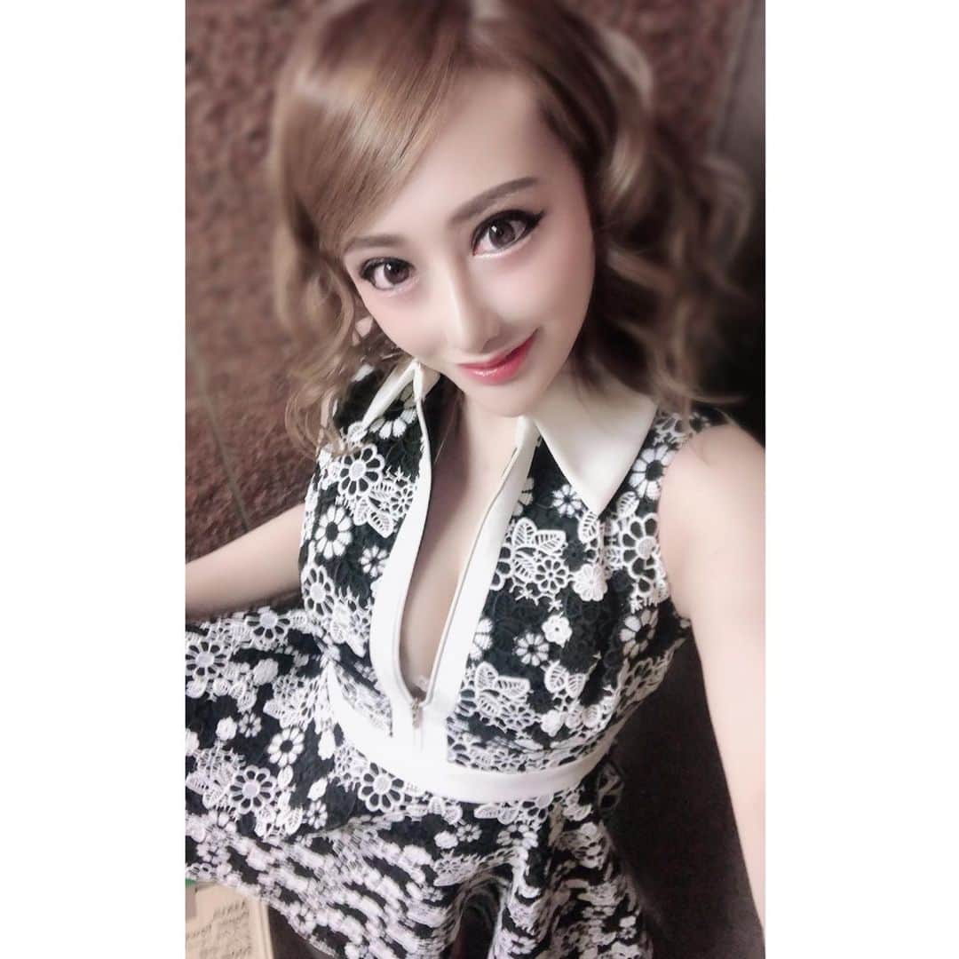 のインスタグラム：「水〜土曜日まで22時出勤✨  抑えるところは抑える。 必要な物は惜しまない。  料理、自炊するようになってから体調すごぶるいいし、毎日ご飯作ってます^ ^  化粧品はデパコスのしか買わない。だから節約するところはする。  ドレスはnew dress👗 #mac#dior#cledepeaubeaute #addiction#annasui#アイシャドー#コンシーラー#ハイライト#ブラシ#マキシマイザー#ヘアブラシ#sugar#an#andy#歌舞伎町#キャバ嬢#キャバクラ#リアラ」