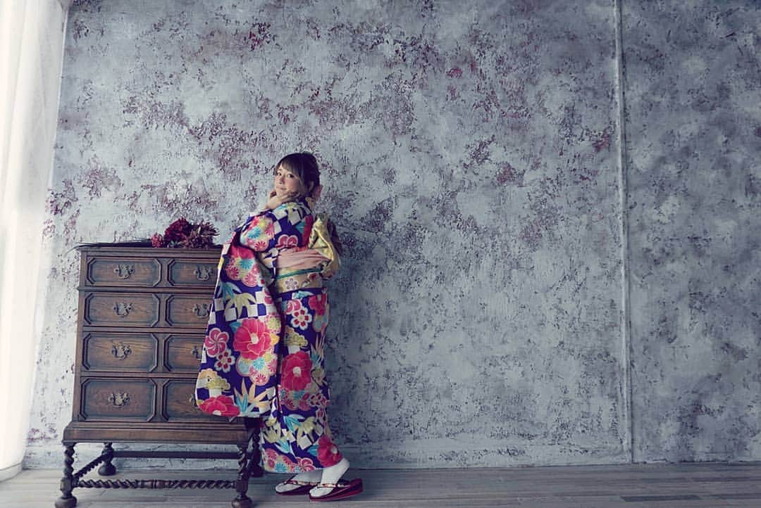 YuhKawasakiさんのインスタグラム写真 - (YuhKawasakiInstagram)「【振り袖撮影📸】 W成人式の撮影しました👘 . 今年40歳になる記念すべき節目の年なので😄 (今はまだ39やで←ここ重要w) . この写真は三脚&セルフタイマーです⏲️ プロ撮影よりも、結局自撮りの方が表情もポーズも自分らしい(笑) . #W成人式 #ダブル成人式 #40歳 #まだ39歳 #成人式前撮り #振り袖撮影 #成人式ヘアアレンジ #スタジオ撮影 #人生折り返し地点 #三脚撮影 #セルフタイマー #成人式2021 #1980年生まれ #シニヨン  #渋谷スタジオ #撮影モデル #カジュアルフォト #アラフォー #撮影データ #撮影会 #振り袖 #着物撮影 #成人式  #振り袖レンタル #ママ振り #作品撮り #撮影データ #着物コーデ #きもの女子 #記念日フォト」2月12日 18時22分 - yuhkawasaki