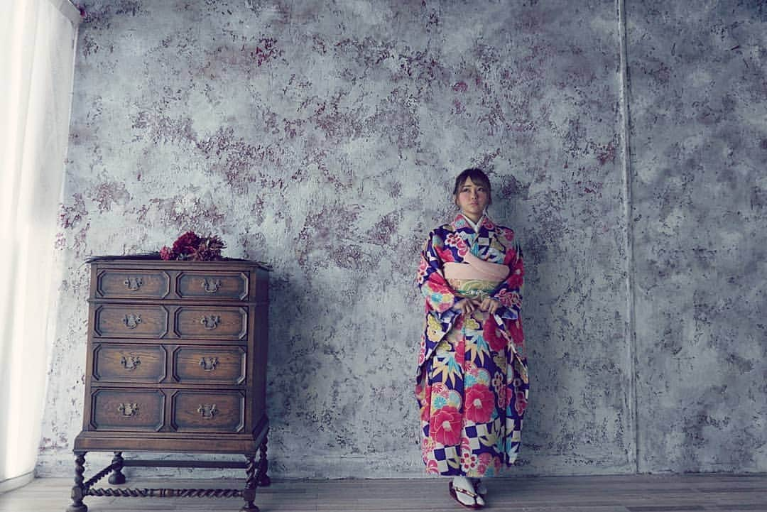 YuhKawasakiさんのインスタグラム写真 - (YuhKawasakiInstagram)「【振り袖撮影📸】 W成人式の撮影しました👘 . 今年40歳になる記念すべき節目の年なので😄 (今はまだ39やで←ここ重要w) . この写真は三脚&セルフタイマーです⏲️ プロ撮影よりも、結局自撮りの方が表情もポーズも自分らしい(笑) . #W成人式 #ダブル成人式 #40歳 #まだ39歳 #成人式前撮り #振り袖撮影 #成人式ヘアアレンジ #スタジオ撮影 #人生折り返し地点 #三脚撮影 #セルフタイマー #成人式2021 #1980年生まれ #シニヨン  #渋谷スタジオ #撮影モデル #カジュアルフォト #アラフォー #撮影データ #撮影会 #振り袖 #着物撮影 #成人式  #振り袖レンタル #ママ振り #作品撮り #撮影データ #着物コーデ #きもの女子 #記念日フォト」2月12日 18時22分 - yuhkawasaki