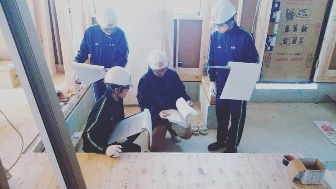 crie style クリエすずき建設さんのインスタグラム写真 - (crie style クリエすずき建設Instagram)「本日～明日と、地元の中学生さんの職場体験です！ 私たちが伝えたいことは ・現場の楽しさ ・建築の楽しさ ・仕事の楽しさ です。 そして、この様な機会は、教える方が、一番勉強になりますね。 明日も、どんな出逢いがあるか、とっても楽しみです(*^^*) #職場体験 #新築 #注文住宅 #平屋 #ロフト #中庭 #二世帯住宅 #店舗併用住宅 #ガレージハウス #リノベーション #リフォーム #バリアフリー #ユニバーサルデザイン #メーターモジュール #長期優良住宅 #crie_style #クリエ #楽しく人生をデザイン #クリエすずき建設 #柏スーパー流しそうめん #柏暮らしまもり隊 #柏市 #柏 #kashiwa」2月12日 18時16分 - crie_style