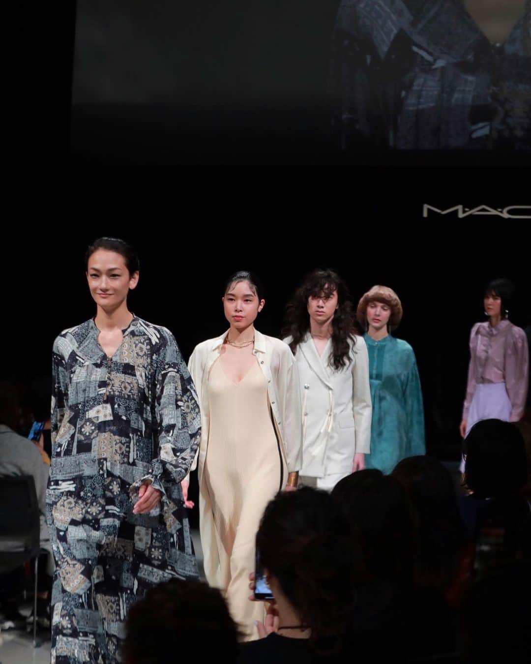 M∙A∙C Cosmetics Japanさんのインスタグラム写真 - (M∙A∙C Cosmetics JapanInstagram)「ㅤ M·A·C SS20 トレンドプレゼンテーション🌸 シニアアーティストの池田ハリス留美子がM·A·Cが提案する4つのトレンドメイクを披露🎨 モデルさんそれぞれの個性を生かした様々なスタイルをランウェイショーでご紹介 ㅤ スペシャルゲストには最新トレンドが発信されるランウェイの最前線で活躍されてきた、冨永愛さんをお迎え致しました✨ ㅤ ㅤ SS20全体のテーマは「FREEDOM」 選択の自由、ルールからの脱出、あなた自身が自由を表現するための２０２０ メイクもお洋服を選ぶかのように自分のスタイルと感情を自由に選択し表現していく、"パーソナライズ"がポイントです💡 年齢、性別、人種を問わず1人1人の個性を尊重し、メイクアップを通じて自由な表現を提案し続けてきたM·A·Cの信念とも合致したトレンドがやってきました！ ㅤ ‣REALISM（6枚目） 素肌と一体化したパーフェクトスキンが主役 骨格を強調したり、眉に立体感を出すことで個々の魅力を引き立てる ㅤ ‣SYMBOLISM（7枚目） カラフルなカラーを大胆に取り入れて個性を最大に表現 色の組み合わせやコラージュのようなデザインがポイント ㅤ ‣ABSTRACT EXPRESSIONISM（8枚目） ブラックやブラウンで陰影と意志の強さを表現 ラメやグロスなど光の質感との組み合わせが新鮮 ㅤ ‣IMPRESSIONISM（9枚目） ソフトでロマンティック、ルミナスをテーマに女性らしさを表現 パステルカラーやクリームテクスチャーを肌に溶け込ませるように乗せていくのがポイント ㅤ ㅤ ㅤ SPECIAL GUEST: @ai_tominaga_official ㅤ MAKEUP： @rumikoikedaharrismakeup and M·A·C PRO team HAIR： @hsaiga @toniandguyjp STYLING: @5_knot PHOTO: @wataru_fukaya @satomi_yamauchi ㅤ ㅤ ㅤ ㅤ ㅤ #MACCosmeticsJapan #MACコスメ #MACCosmetics  #MACコスメ #MACライトフルC #MACLoudandClear #MACラウドアンドクリア #MACトレンドSS20 #MACトレンドSS2020 #MACLoversLips #春メイク #限定コスメ #ツヤメイク #ピンクメイク #血色メイク #透明感 #冨永愛 #aitominaga　#specialthanks」2月12日 18時21分 - maccosmeticsjapan