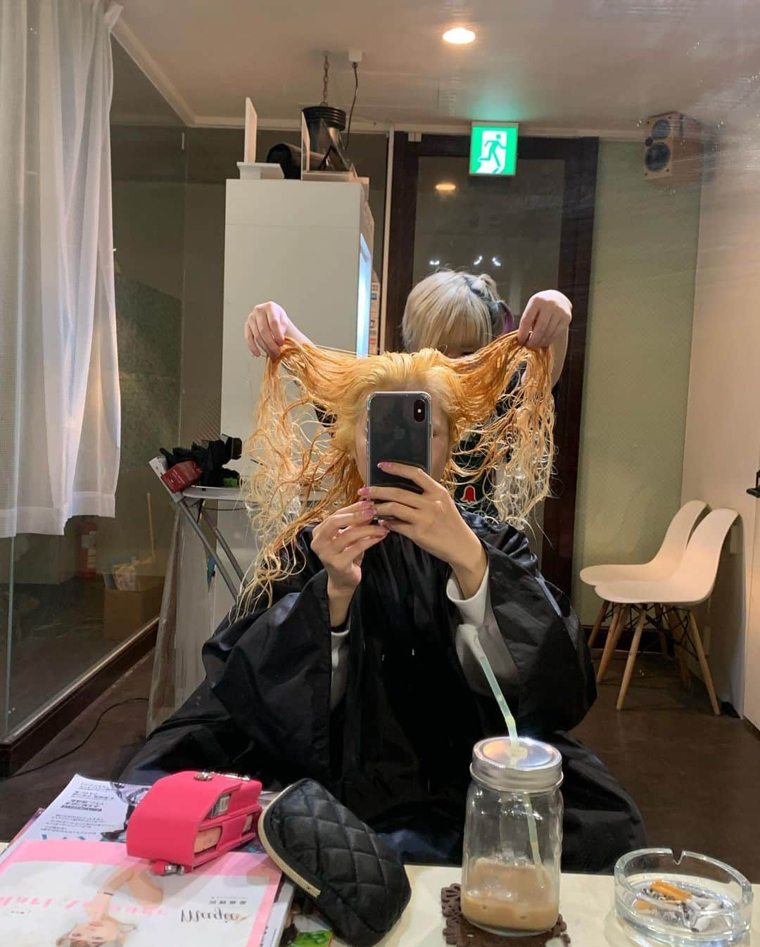 黒咲ゆうきさんのインスタグラム写真 - (黒咲ゆうきInstagram)「久々の美容室で傷んだ毛先のカットとカラーして頂きました💇‍♀️💈 久々めちゃくちゃ明るくしたくて✨ Wカラーに明るめミルクティー入れた❤ 仕上がり大満足すぎて写真撮りまくった🤳 それにブリーチした後の金髪感がヤバすぎて美輪明宏かローランドかってくらいだったʬ🤣 これから化粧して夕方から面接行って来た❗️ なんか今日1日疲れたー。 今日から俺はダイエット死ぬ気で頑張る💪 太りすぎたーー(*´д`)ﾔﾀﾞｧ!!! #久々の美容室 #明るめカラーが好き  #ブリーチしたら #ローランド様  #仕上がり素敵 #今日から痩せる #死ぬ気で痩せる #デブ過ぎ  #過去最高」2月12日 18時31分 - you_key25