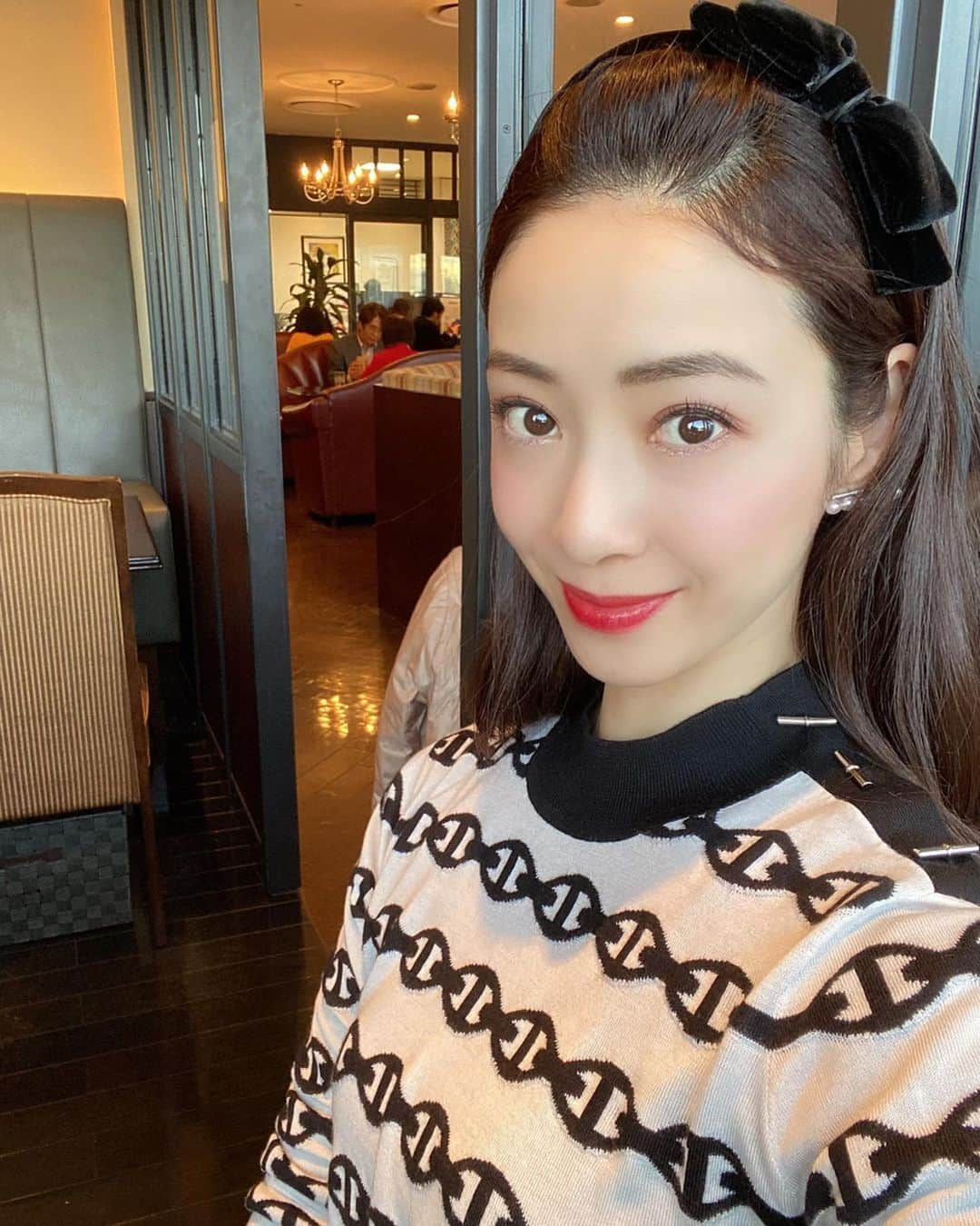 白田久子さんのインスタグラム写真 - (白田久子Instagram)「ながぁーーいワンオペ終了🗓 主人が帰ってきたので和食を食べに行きました🥢やはり海外から帰ってくると日本食が恋しくなるみたい🇯🇵 ・ 先日のクラランスSPAで購入したコントロールカラーのローズ。ずるいほどキレイな素肌に見せる下地だそうで🙄くすみの無い肌色に整います。今日の肌色はこの子のお陰✔︎ #ワンオペ終了 #なんとかやり切った #家族みんなのお陰 #クラランス #ラディアントコントロールカラー  #年子ママ」2月12日 18時29分 - hisako_shirata