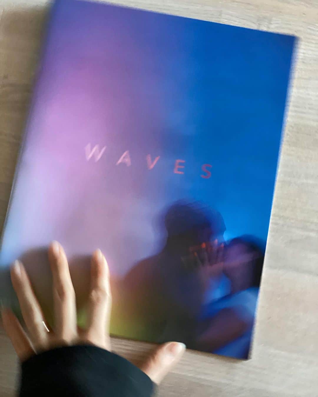 鈴木淳子さんのインスタグラム写真 - (鈴木淳子Instagram)「#WavesMovie 🎥 スタートから実験的なカメラワークに音響効果で、これは期待！と始まるストーリー。  4月10日公開の『WAVES／ウェイブス』の試写会に行ってきました。  ある１人の恵まれた高校生の日常が、少しづつ崩れていく様が、美しい映像と共に進んでいきます。 怪我を皮切りに少しづつ掛け違う人生。その心情描写はもちろんなんだけど、本人に近い角度からの映像が多いので、若干酔いそうなくらい(笑 ) 音も映像も臨場感が半端ない。 リアリティのあるストーリーを 様々な手法で美しく突き刺すように伝える映画。 そして考える余韻や、振り返る余韻も構成されていると感じました。 個人的には主人公のインテリアがよかったなぁ。映画の美術っていつもまじまじと観てしまう。  監督が脚本を書く前にプレイリストを作り、その数々の楽曲から脚本を着想したというエピソードから、「ミュージカルを超えた〈プレイリスト・ムービー〉」と謳うそうです。 一見の価値あり✔︎ . 4/10(金)公開『WAVES』 https://www.phantom-film.com/waves-movie/ https://a24films.com/films/waves  #Director #TreyEdwardShults #Actor #KelvinHarrisonJr #Movie #映画 #試写会 #ウェイブス #PR #junko_ad」2月12日 18時35分 - junkosuzuki