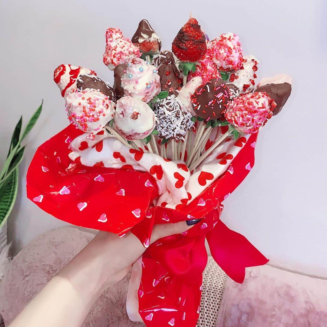 新希咲乃さんのインスタグラム写真 - (新希咲乃Instagram)「Strawberry Bouquet 🍓🍫 YouTubeに久しぶりに料理動画あげました〜♥みてね(*´ｰ`*) とっても簡単だし、おいしいよ！ × × × #バレンタイン手作り #バレンタイン #Valentine #いちご #チョコレート #strawberry #strawberrybouquet #バレンタインレシピ #YouTube #料理動画 #新希咲乃」2月12日 18時41分 - niki_sakino