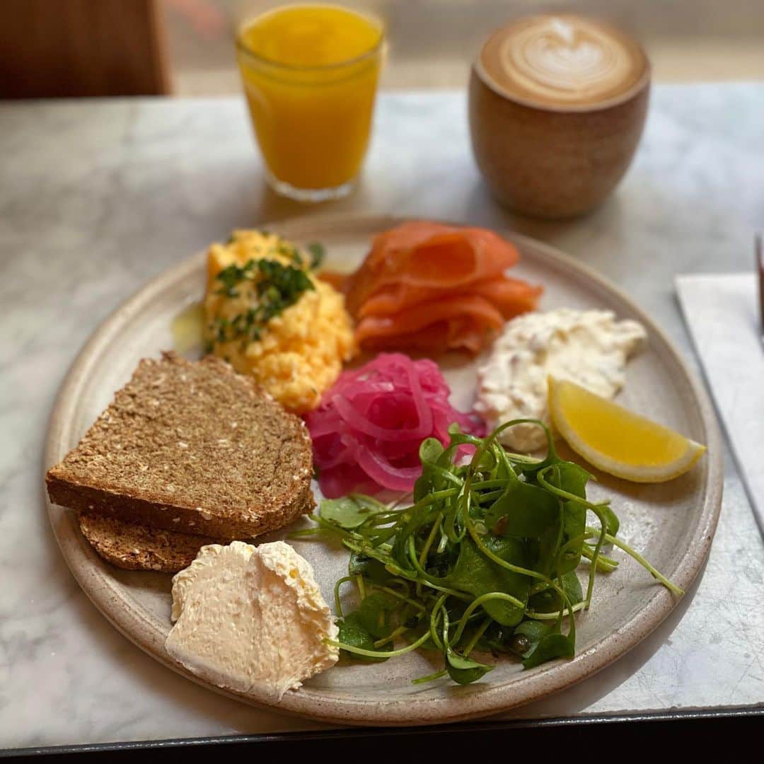 Symmetry Breakfastさんのインスタグラム写真 - (Symmetry BreakfastInstagram)「Hey bitches we’re baaaaack 🇬🇧 So lovely to be back in the Big Smoke and in Borough Market too! We are at @stoneystreet26 with their plate of housemade einkorn soda bread, smoked salmon, whipped raw butter. shallot crème fraîche, claytonia (the green leaf) and pink pickled onions. What a delight 💖💘💕💞 So impressed with @26grains and @henriettainman @boroughmarket #symmetrybreakfast」2月12日 18時37分 - symmetrybreakfast