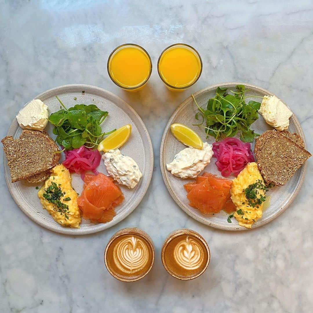Symmetry Breakfastのインスタグラム：「Hey bitches we’re baaaaack 🇬🇧 So lovely to be back in the Big Smoke and in Borough Market too! We are at @stoneystreet26 with their plate of housemade einkorn soda bread, smoked salmon, whipped raw butter. shallot crème fraîche, claytonia (the green leaf) and pink pickled onions. What a delight 💖💘💕💞 So impressed with @26grains and @henriettainman @boroughmarket #symmetrybreakfast」