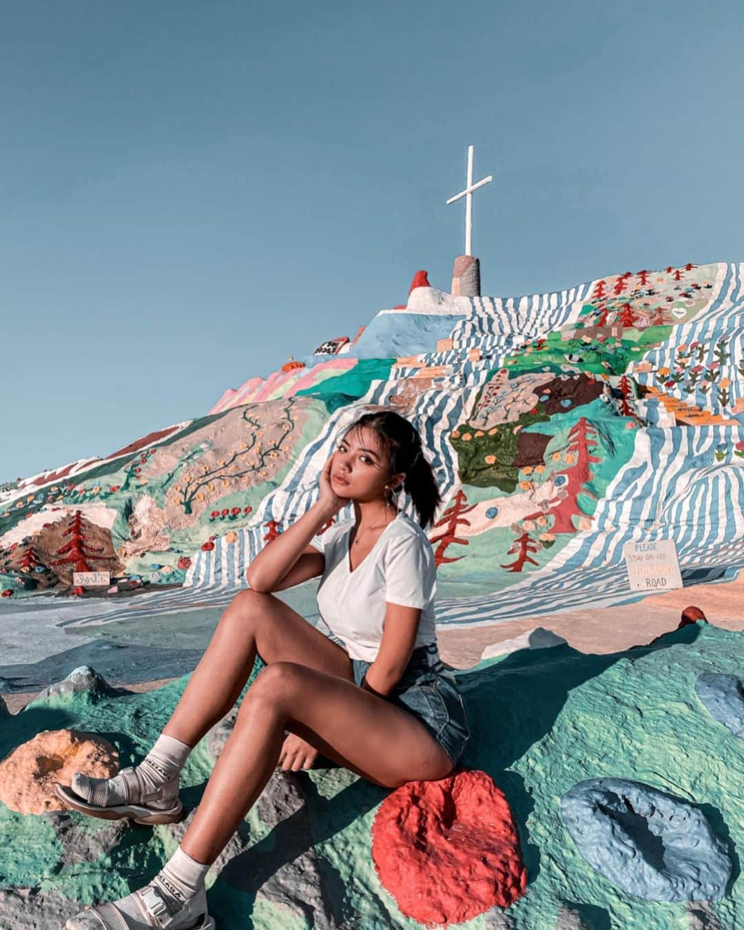 VIENNAさんのインスタグラム写真 - (VIENNAInstagram)「素敵なガイドさんが連れてってくれた Salvation Mountain❤︎ 今日は中に入れなかったけど本物見れてよかった！ ・ ・ ・ #ca#la#losangeles#salvationmountain#travel#like4like#follow4follow#followforfollow#travel#trip#diet#sexy#likeforlike#makeup#tagsforlikes#f4f#vsco#lightroom#コーデ#おしゃれさんと繋がりたい#ボブ#ダイエット#写真好きな人と繋がりたい#サルベーションマウンテン#ロサンゼルス#アメリカ#インスタ映え」2月12日 18時49分 - viennadoll_official