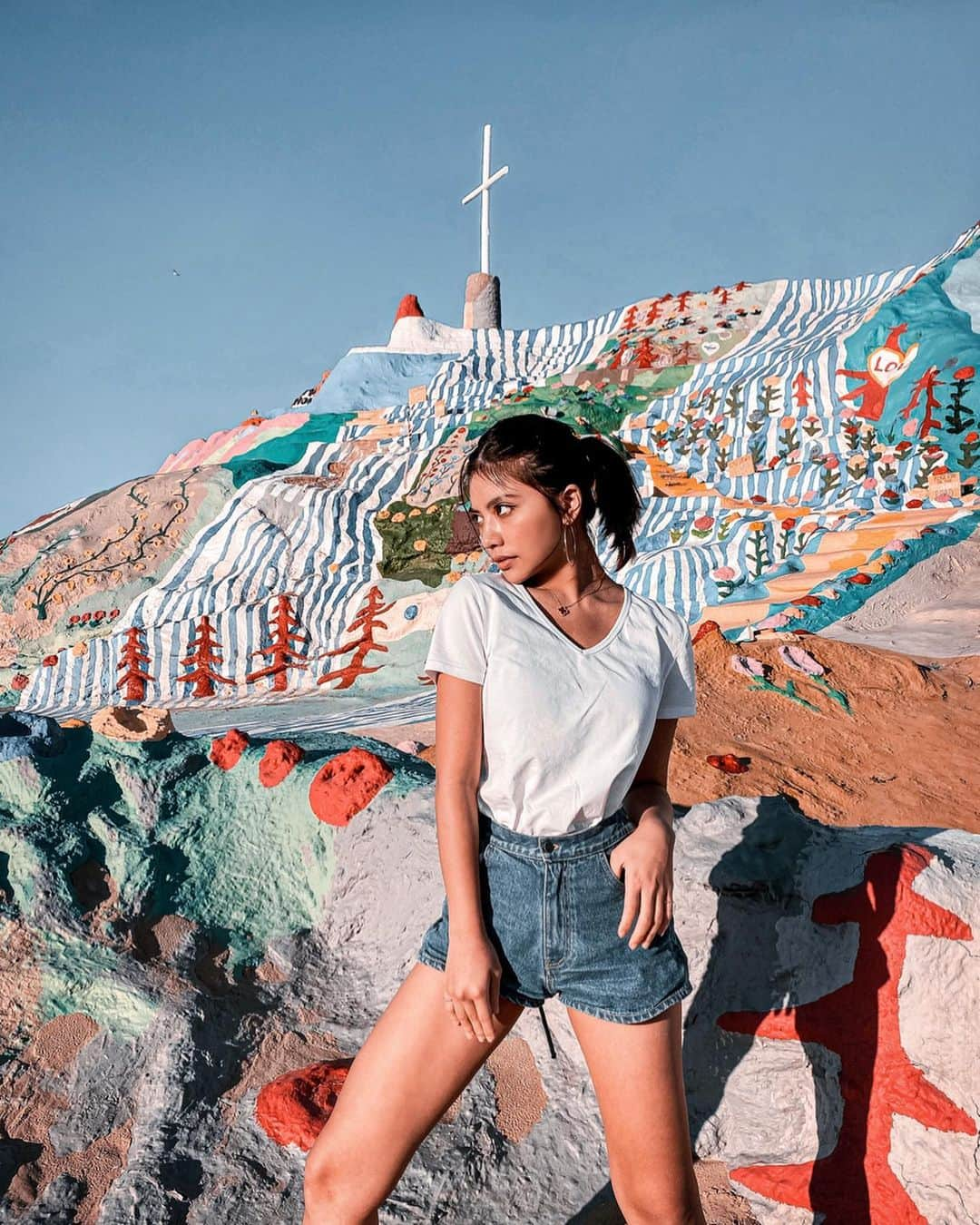 VIENNAさんのインスタグラム写真 - (VIENNAInstagram)「素敵なガイドさんが連れてってくれた Salvation Mountain❤︎ 今日は中に入れなかったけど本物見れてよかった！ ・ ・ ・ #ca#la#losangeles#salvationmountain#travel#like4like#follow4follow#followforfollow#travel#trip#diet#sexy#likeforlike#makeup#tagsforlikes#f4f#vsco#lightroom#コーデ#おしゃれさんと繋がりたい#ボブ#ダイエット#写真好きな人と繋がりたい#サルベーションマウンテン#ロサンゼルス#アメリカ#インスタ映え」2月12日 18時49分 - viennadoll_official