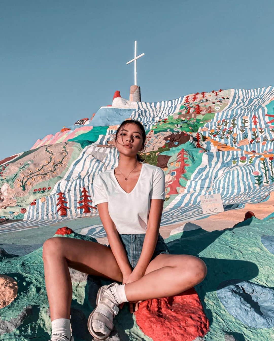 VIENNAさんのインスタグラム写真 - (VIENNAInstagram)「素敵なガイドさんが連れてってくれた Salvation Mountain❤︎ 今日は中に入れなかったけど本物見れてよかった！ ・ ・ ・ #ca#la#losangeles#salvationmountain#travel#like4like#follow4follow#followforfollow#travel#trip#diet#sexy#likeforlike#makeup#tagsforlikes#f4f#vsco#lightroom#コーデ#おしゃれさんと繋がりたい#ボブ#ダイエット#写真好きな人と繋がりたい#サルベーションマウンテン#ロサンゼルス#アメリカ#インスタ映え」2月12日 18時49分 - viennadoll_official