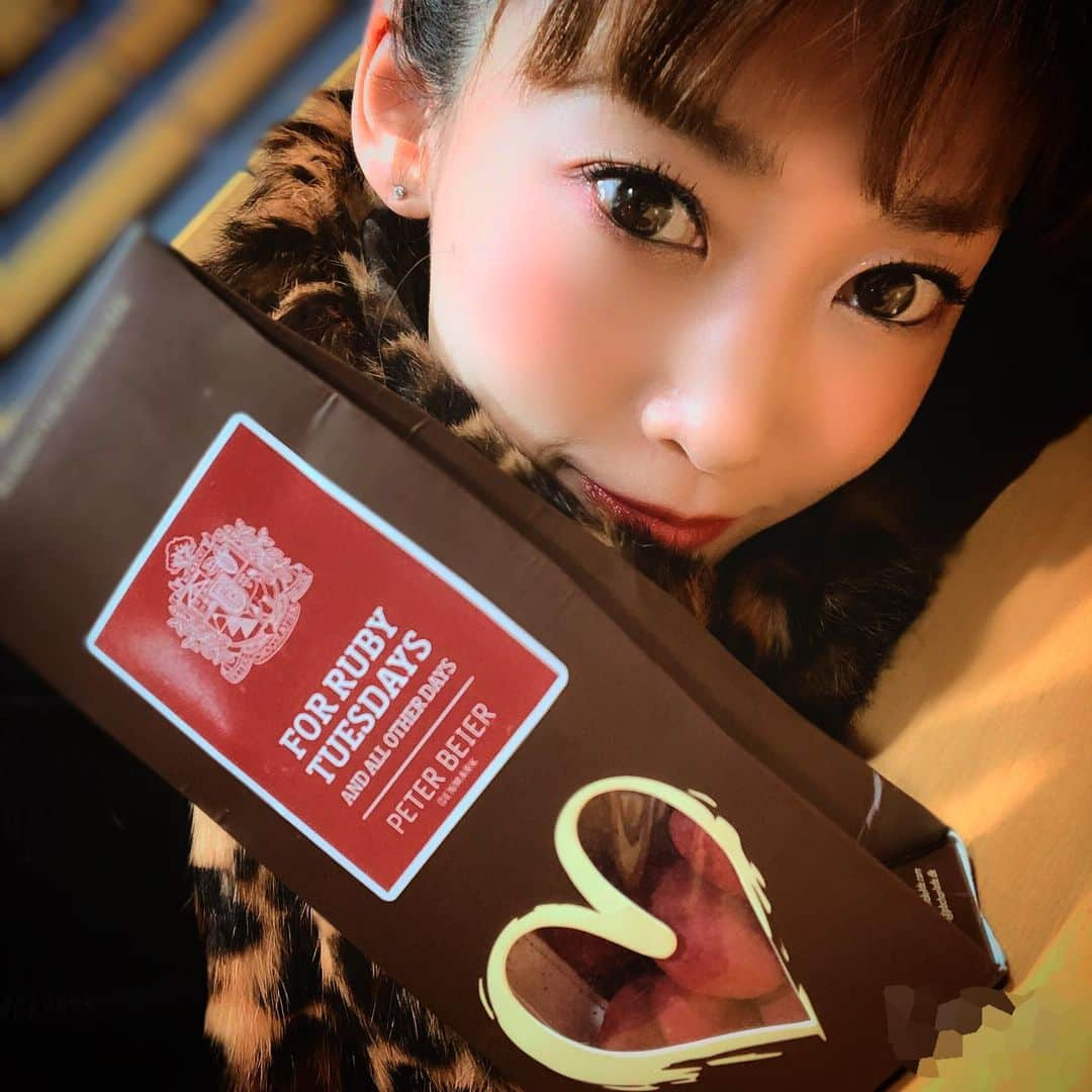 龍真咲さんのインスタグラム写真 - (龍真咲Instagram)「今日、radioありましゅ📻 そして…今年も… 🍫感謝チョコ🍫Happy Valentineチョコお振舞いもさせて頂きますっ❤️#PETERBEIER さんの、ルビーチョコ✨今年のも、すっごく美味しいです🥰ぜひ、応募してみて下さいねー👯‍♀️❤️ 昨日は、梅の花が満開でした⤴︎⤴︎⤴︎今日はあったかいけど雨ですねー。。そろそろ春の予感です😊 けど、手洗いうがいハンドクリームは続けましょうね⤴︎⤴︎⤴︎ #龍真咲のMOONLIGHTPARTY#ニッポン放送　今夜21:30〜📻 ぜひお聴きくださーい👍」2月12日 18時49分 - masaki_ryu