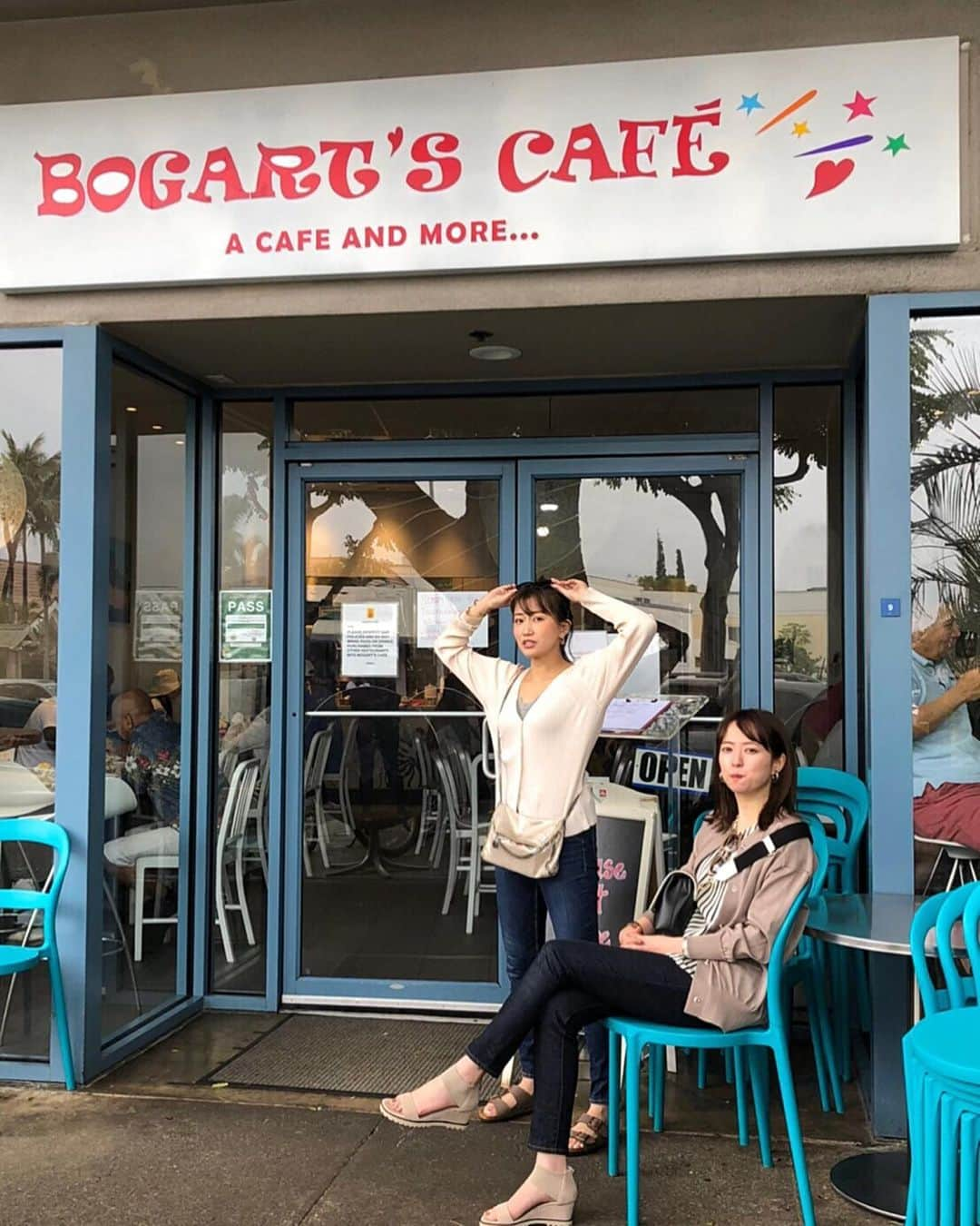 津田麻莉奈さんのインスタグラム写真 - (津田麻莉奈Instagram)「レンタサイクルしてBogart's行ったら帰りに雨が降り出して、雨宿り中の図🚲 あゆみちゃんが撮ってくれたんやけど、2人ともなんとも言えん顔しててお気に入りの写真です😂✨ 旅先ではハプニングも思い出。 ⁑ ⁑ ⁑ #bogarts #bogartscafe #trip #triptohawaii #hawaii #waikiki  #allhawaiijp  #girlstrip #vacation  #ボガーツカフェ  #ハワイ #海#空　 #ハワイ旅行 #まりなる #津田麻莉奈」2月12日 18時41分 - tsudamarinal