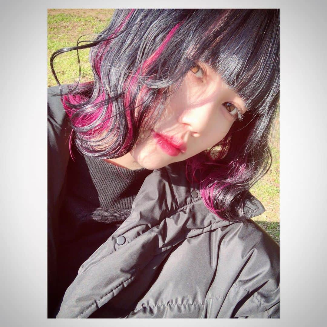 長久玲奈さんのインスタグラム写真 - (長久玲奈Instagram)「今日は、天気が良かったですね！🌞 事務所に行く前に髪染めてもらいました〜！ うすめのネイビー&ピンク！  いつも可愛い色にしてくれるので感謝しかないー！🥰 #ネイビーカラー #ピンクヘアー #テンション上がる」2月12日 18時45分 - kurena_0511