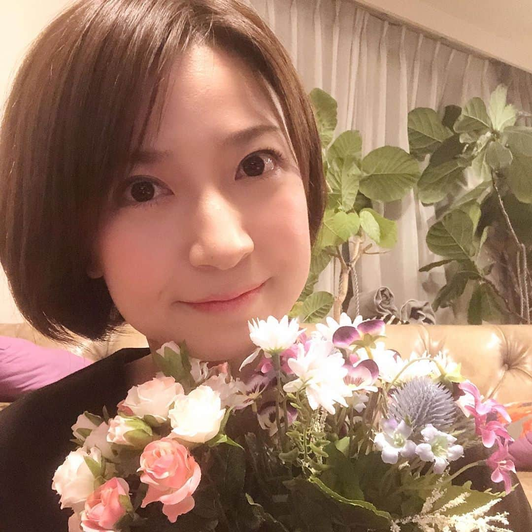 田野辺実鈴さんのインスタグラム写真 - (田野辺実鈴Instagram)「今日は、本業がお休みでしたので、 お花屋さん巡りをしました🌸 お花はお花でも、造花です🙎‍♀️ ハンドメイドの材料にしたいのです☺️ 手作りのお人形を より可愛くしてあげたい👭💕 そういえば、ブログを久しぶりに更新しました♡ ハンドメイドについて自己紹介していますので、ご覧いただければ嬉しいです❣️ https://ameblo.jp/tanobe-misuzu/entry-12574671275.html  #ドールチャーム #ドールチャーム講師　#出張レッスン　#ハンドメイド作家　#ハンドメイド教室　#ハンドメイドレッスン　#お人形　#お人形作り #フリーアナウンサー田野辺実鈴　#フリーアナウンサー田野辺　#MISUZUDOLL #DOLL #手芸作家　#人形作家　#ドール作家 #handmade #ハンドメイドレッスン　#田野辺実鈴　#田野辺実鈴アナウンサー #田野辺実鈴アナ #実鈴工房 #チバテレビ #シャキット」2月12日 18時52分 - misuzu_tanobe