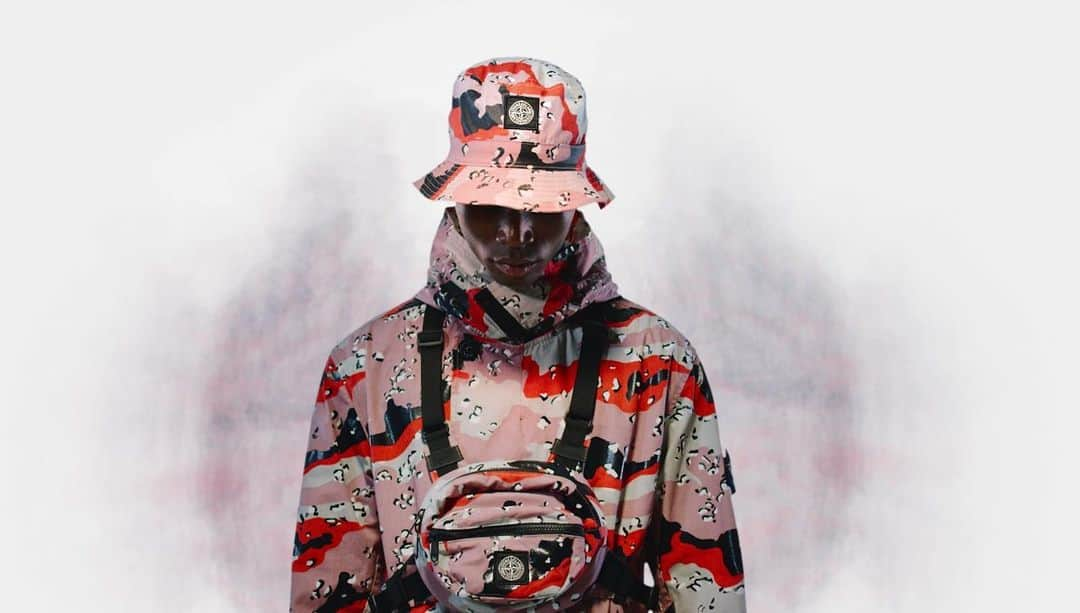 I.T IS INSPIRATIONさんのインスタグラム写真 - (I.T IS INSPIRATIONInstagram)「Romantic but functional. - Pink attire for Valentine’s day with the @stoneisland_official Desert Camouflage collection which is lightweight and easy-to-clean to keep you safe.  Now available in store and online. 📍Stone Island Ice House Street 📍Stone Island K11 Musea - #ITHK #ITisInspiration #StoneIsland #DesertCamouflage #SS20 #CapsuleCollection」2月12日 19時04分 - ithk