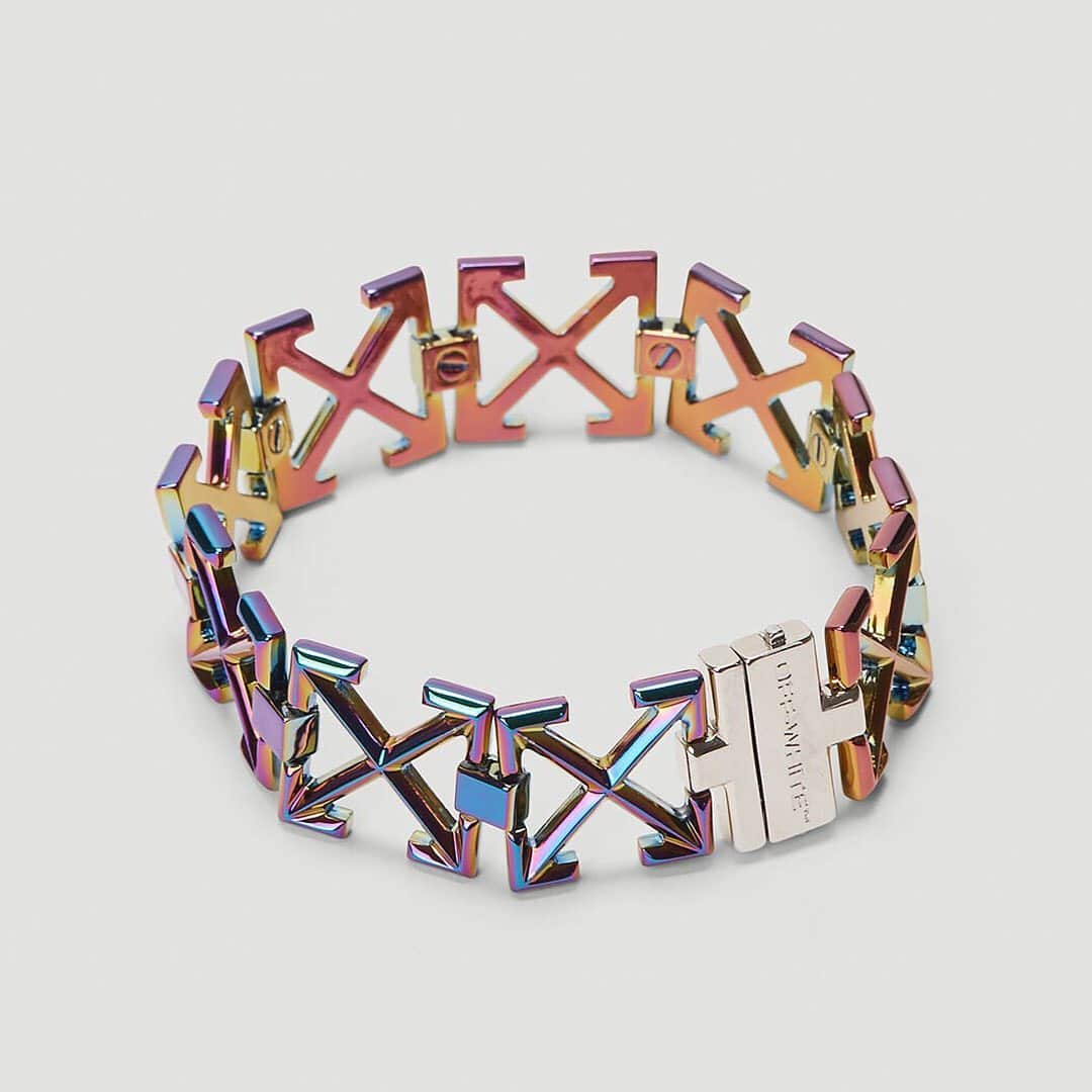 HYPEBEASTさんのインスタグラム写真 - (HYPEBEASTInstagram)「@hypebeaststyle: @off____white has unveiled a striking new iridescent Arrows Bracelet. Spotlighting its signature arrow logo, the accessory has been constructed from metal and given a bold iridescent finish that expresses dynamic tones of purple, blue and yellow. It’s available now at @thelncc for $395 USD.⁠⠀ Photo: LN-CC」2月12日 19時05分 - hypebeast