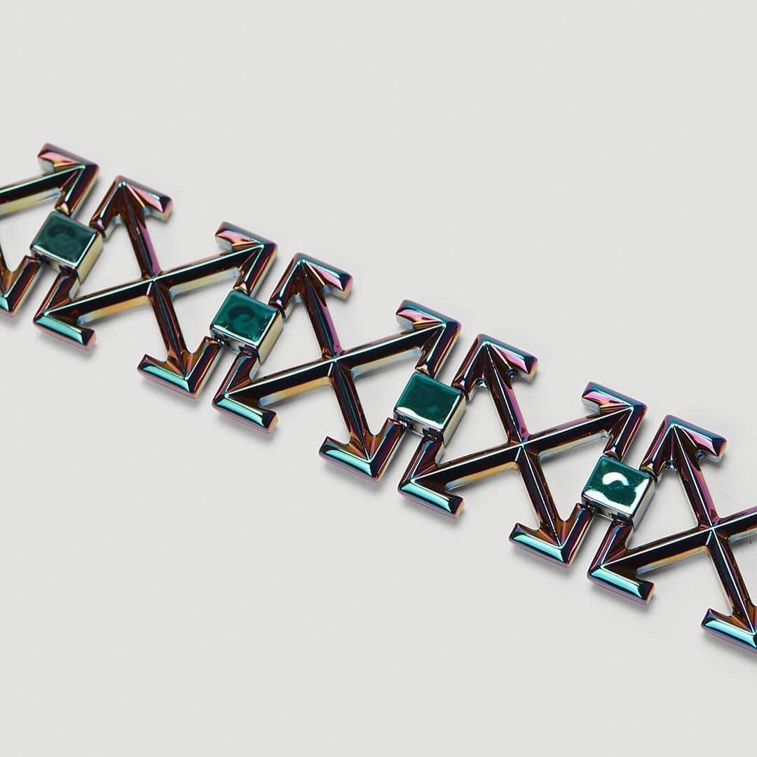 HYPEBEASTさんのインスタグラム写真 - (HYPEBEASTInstagram)「@hypebeaststyle: @off____white has unveiled a striking new iridescent Arrows Bracelet. Spotlighting its signature arrow logo, the accessory has been constructed from metal and given a bold iridescent finish that expresses dynamic tones of purple, blue and yellow. It’s available now at @thelncc for $395 USD.⁠⠀ Photo: LN-CC」2月12日 19時05分 - hypebeast