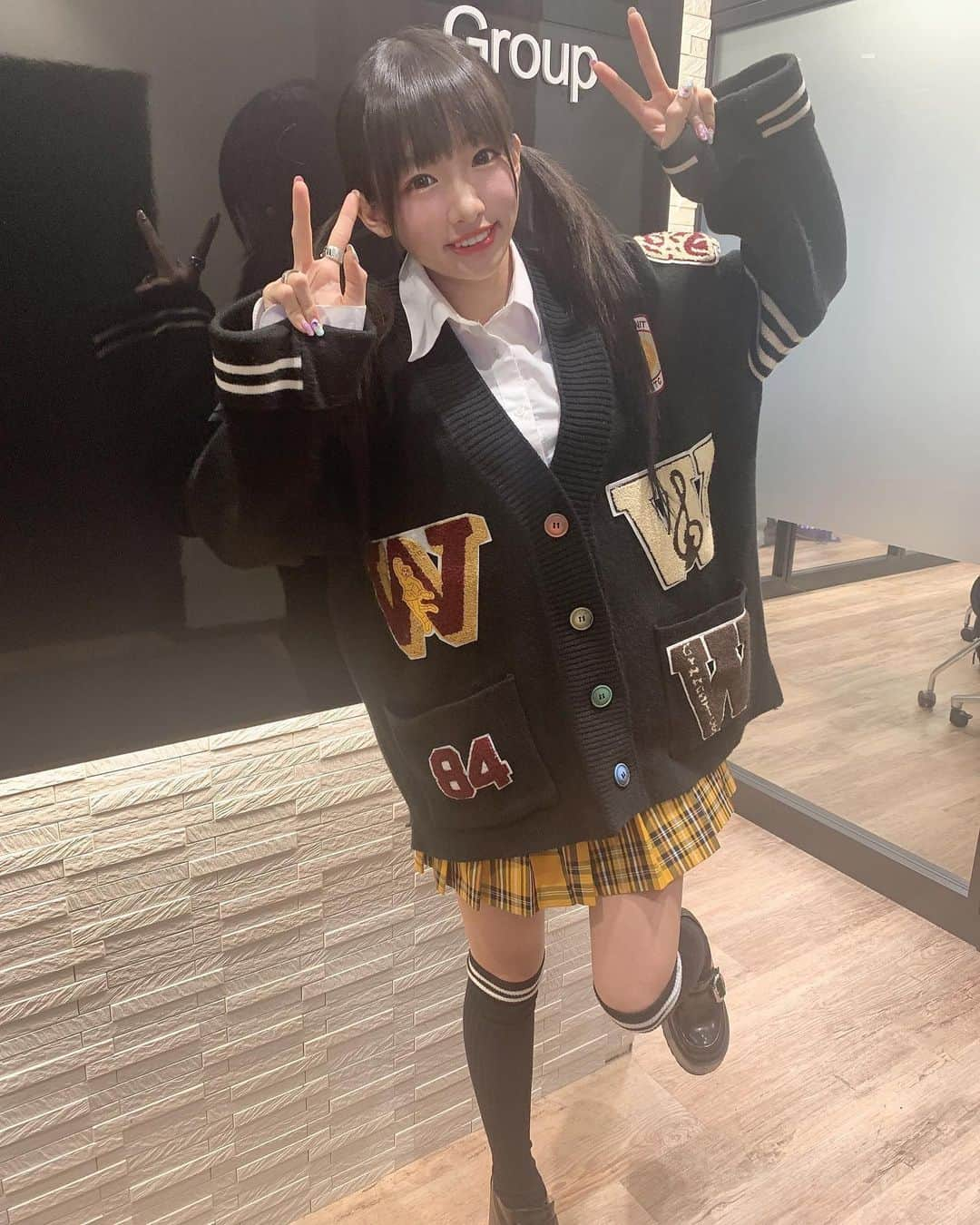 椎名ひかり（ひかりん）さんのインスタグラム写真 - (椎名ひかり（ひかりん）Instagram)「のんちゃんからもらったおべべ着たぁああああヽ(｡>▽<｡)ﾉのんちゃんアリガタキこれかあいい//大切にkill‼️ カメラマンは魔界ダンサー👯‍♀️まどかりん🕺  #code #fashion #ootd #今日の私服 #今日の服 #カジュアルコーデ #私服 #コーディネート #プチプラコーデ #プチプラ#着まわし #着まわしコーデ　#プレッピーコーデ　#学生コーデ」2月12日 19時08分 - pikarin_shiina