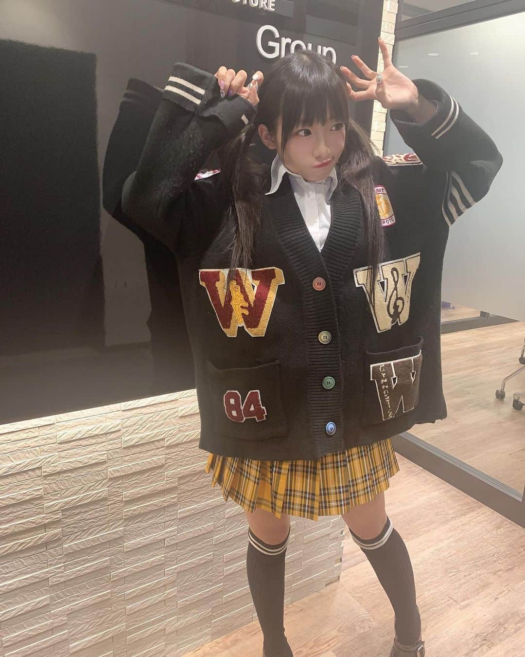 椎名ひかり（ひかりん）さんのインスタグラム写真 - (椎名ひかり（ひかりん）Instagram)「のんちゃんからもらったおべべ着たぁああああヽ(｡>▽<｡)ﾉのんちゃんアリガタキこれかあいい//大切にkill‼️ カメラマンは魔界ダンサー👯‍♀️まどかりん🕺  #code #fashion #ootd #今日の私服 #今日の服 #カジュアルコーデ #私服 #コーディネート #プチプラコーデ #プチプラ#着まわし #着まわしコーデ　#プレッピーコーデ　#学生コーデ」2月12日 19時08分 - pikarin_shiina