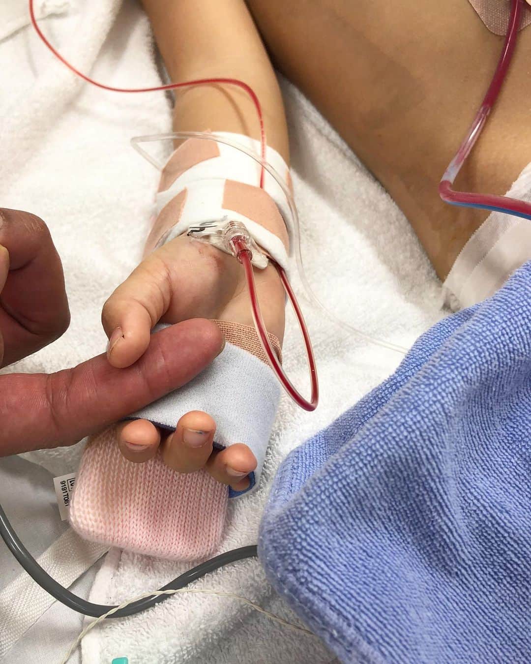 のインスタグラム：「You’re the only one brave man I know! Thanks all for the msg and pray! @leoandluana」
