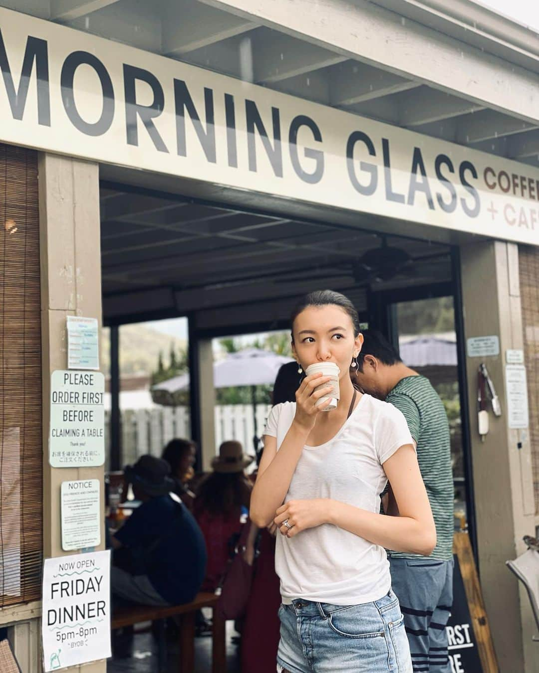 大出千尋さんのインスタグラム写真 - (大出千尋Instagram)「☕️❤️ . 年末のハワイ📷 マノアフォールトレッキング後、大好きな #morningglasscoffee で朝食🍴 雰囲気が大好きで、一日中いれちゃう素敵なカフェです☕️ . #hawaii #manoa #manoafalls  #cafe」2月12日 19時11分 - chihiro_1208_offi