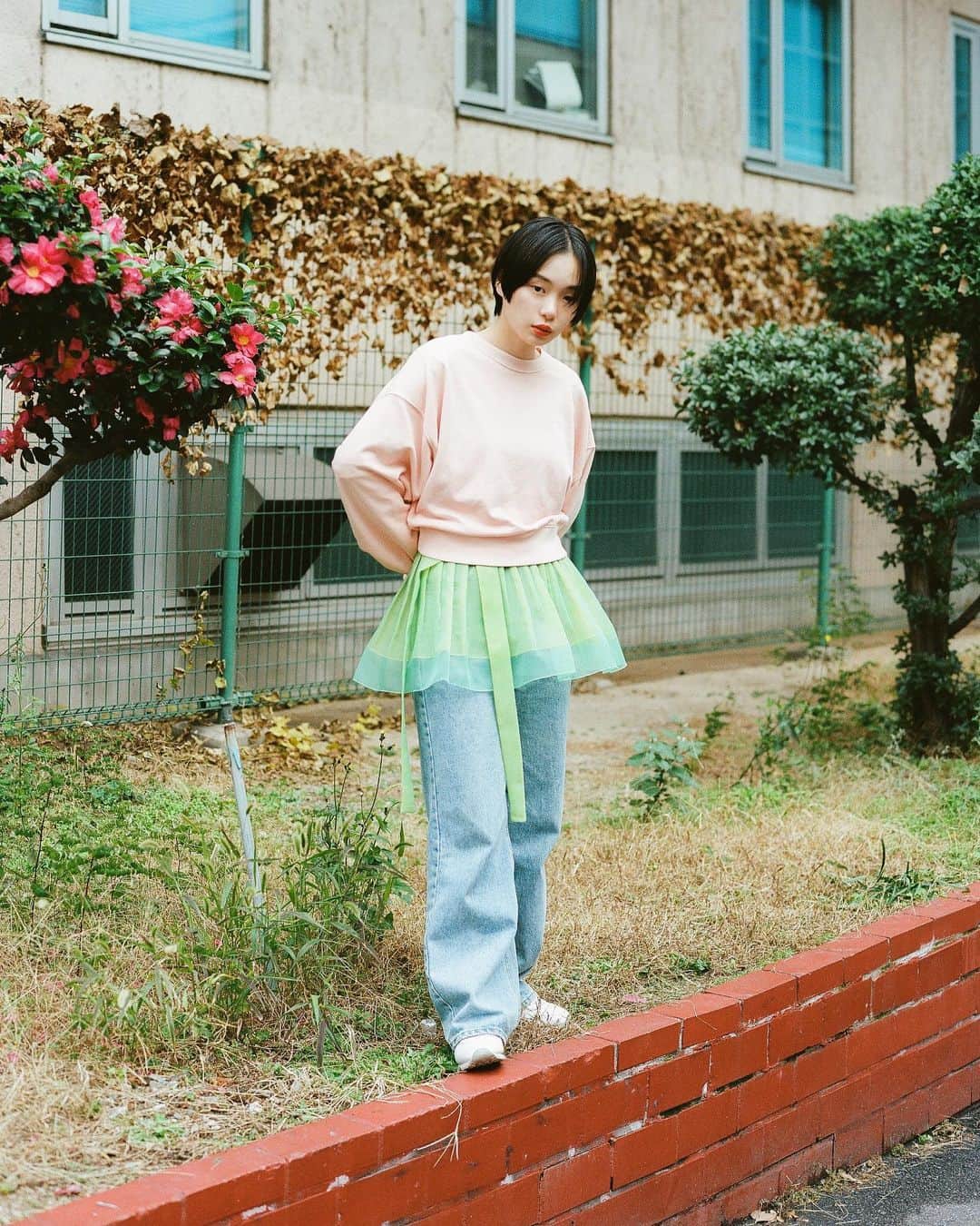 のインスタグラム：「KANSAI STREET STYLE Name: @mdmagw8742  Top: @gap_jp  #Gap#pr#カーボナイズドスウェット #droptokyo#tokyo#japan#streetscene#streetfashion#streetwear#streetculture#fashion#film#filmphotography  Photography: @dai.yamashiro」