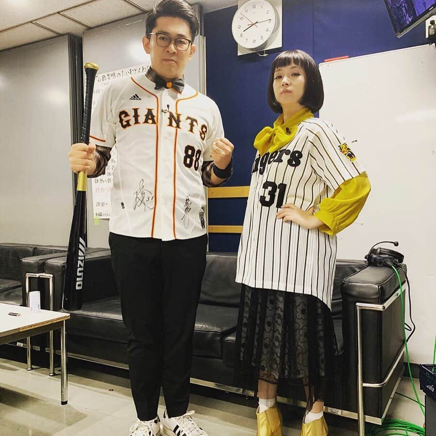 千秋さんのインスタグラム写真 - (千秋Instagram)「原vs掛布⚾️🐰🐯 デジャヴ？？？ このひとと会う時、いつもお互い敵地のユニフォームを着ている気がします。  阪神、巨人、どちらも頑張れ、全チームみんな頑張れ👊🏻 プロ野球がもっと盛り上がりますように⚾️❤️ #プロ野球 #阪神 #tigers #hanshin  #タイガース #讀賣 #巨人 #読売ジャイアンツ #ぼんす #ビビる大木 #掛布雅之 #原辰徳 #ユニフォーム」2月12日 19時20分 - chiaki77777