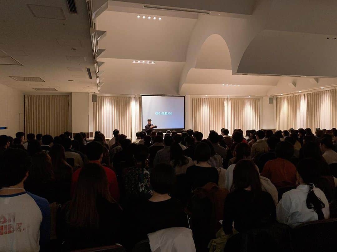 谷正人のインスタグラム：「本日は大阪にて、会社説明会です。 この時期は新卒の皆さんにとって、未来を決める大切な時期ですが、周りの意見や世論に一喜一憂せず、自身がやりたいことに素直にチャレンジするのが1番いいと思います。 やりたいことや好きなことでなければ、長続きはしないですから🤔 #会社説明会　#2021新卒」