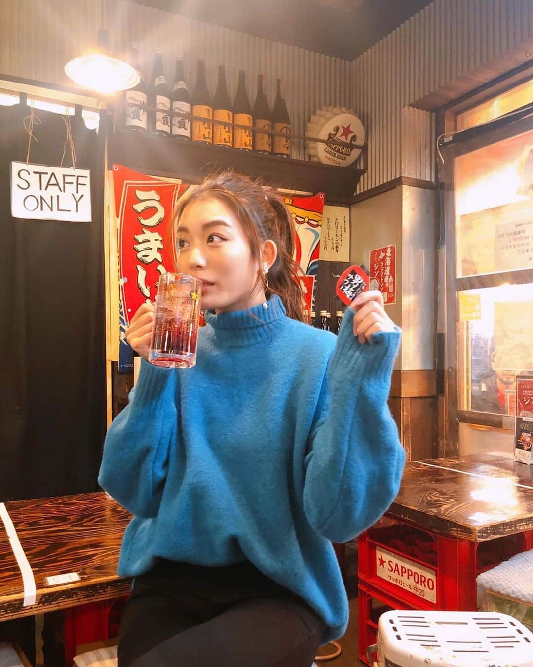 蜂谷晏海さんのインスタグラム写真 - (蜂谷晏海Instagram)「先日友達と初の浅草飲みしてきた〜🏮 煮込み横丁でもちろんモツ煮込み食べたよ〜 男梅サワー久しぶりに飲んだら美味しい😳 梅ぇ横丁タイアップをしてて、スクラッチさせてもらってステッカーもらったので記念にパシャリ😂❤︎ 楽しかった☺️ いつか浅草昼飲みもしたい…🤤一週間ほどタイアップしてるらしいのでこの機会に是非✨✨ @sapporobeer.jp #ぷはあみら#浅草 #梅ぇ横丁の男梅サワー #男梅サワー  #ウチでもウメぇ #PR」2月12日 19時28分 - hachiyaami