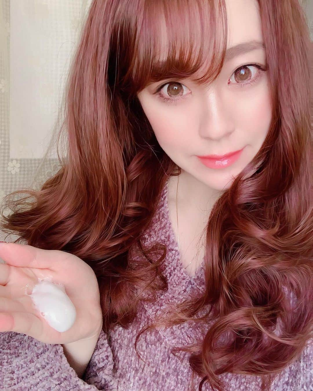 Minaのインスタグラム：「今晩は💗 ・ 炭酸美容が大好きなあたし😊 肌ナチュール炭酸ホットクレンジング発見して✨ 気になり過ぎてすぐにお試し😍💗 ・ 使用感の記録させてね🙏✨ ・ 濡れた手OK、ダブル洗顔不要、温かくなるホットクレンジング、それでいて炭酸🥺✨✨ 1番気にしてる毛穴汚れと、くすみにって最高じゃん🥺💗 ・ 泡を出すと✨ わぁ✨細かい✨なめらか〜と✨思わずお風呂で1人ごと🤣 ・ 顔になじませたらシュワシュワ😍 手のひらで顔をつつみ、ハンドプレスでさらに毛穴に埋まったメイクと汚れに😊 ジワーッとほんのり温かくて気持ち💕 大好きな柑橘系の香りで気分もリラックス🍊✨✨ ・ ・ 目元は優しく撫でるだけで、ガッツリマスカラも綺麗に落ちた👀✨✨ ・ 洗い上がりがすんごいモッチリ😍￼✨✨ 全然突っ張らないし、1回のクレンジングでハリが出るってどーいう事？😍💗💗💗 ・ デパコスでタッチアップして何万もする美容液付けて貰った時と肌のもっちり感が似てる🤭💕💕💕 これは1本使い切る頃が楽しみですなぁ😙💕 ・ ・ 今日も見て頂きありがとうございました☺️🙏💕 ・ ・ ・ @hadanature_official #メイク落とし#ホットクレンジング#肌ナチュール #肌ナチュール炭酸クレンジング #hadanature #炭酸クレンジング #美容#スキンケア #美容好きな人と繋がりたい #拡散希望 #クレンジング #マストアイテム #神アイテム#パケ買い#waqoo #洗顔 #化粧水 #美容液 #乳液  #美肌 #美肌ケア #美白 #美白ケア #コスメ #コスメ好き#PR」