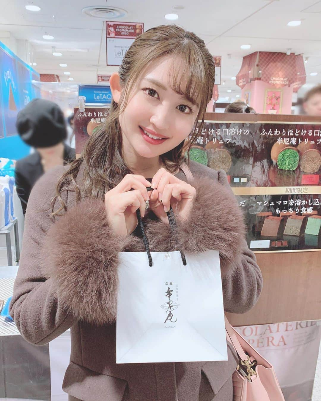 沢井里奈さんのインスタグラム写真 - (沢井里奈Instagram)「♡ . 昨日はLIVEの後に メンバーちゃんと一緒に ｢ショコラプロムナード2020｣に 行って来ました🍫💝 . カフェタナカのソフトクリーム、 今年のも可愛くて美味しすぎました🍦🌸 去年食べてお気に入りの チョコレートもゲット🍵✨ . 今年も行けてよかったです☺️💓💓 . #さわーコーデ 👗 outer♡ #apuweiserriche . #valentine #chocolate #matsuzakaya #ootd #coodinate #fashion #instafashion #instalove #instagood #instagramjapan #japanesegirl #girls #사복 #옷스타그램 #팔로우 #셀카 #얼스타그램 #메이크업 #ショコラプロムナード #バレンタイン #チョコレート #松坂屋名古屋店 #栄 #名古屋 #沢井里奈」2月12日 19時35分 - sawairina