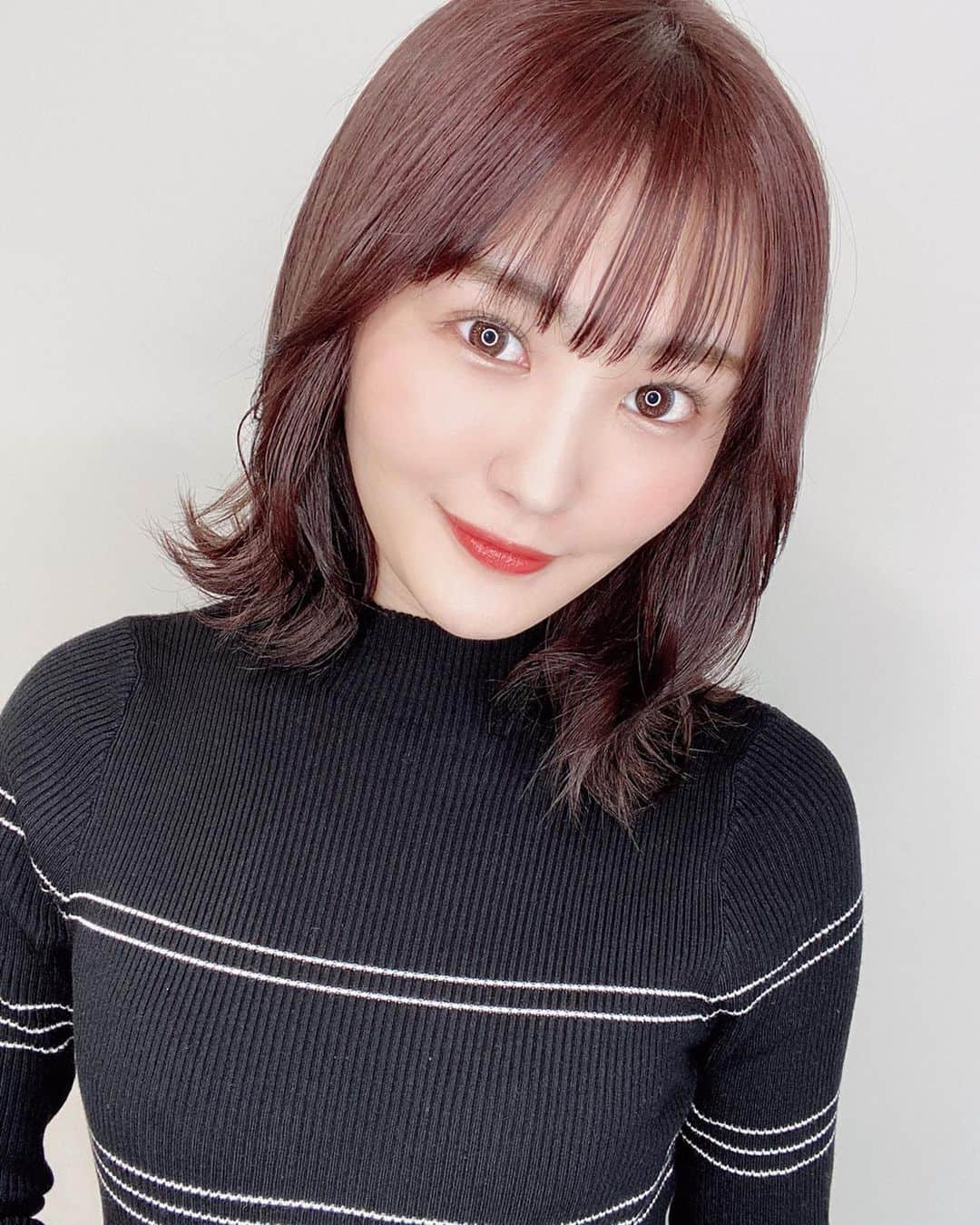 川上礼奈さんのインスタグラム写真 - (川上礼奈Instagram)「. 美容院行って来たよ💇‍♀️♡ 少し暗くして少し切った！ 今回もいつもお世話になっている @risel_kazu さんです😊✨ いつもありがとうございます！ . . 今日のお洋服は新しいKnit🧶♡ @mevethestore」2月12日 19時45分 - kawakami_rena