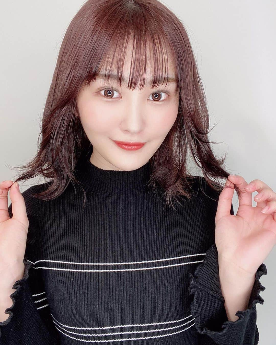 川上礼奈さんのインスタグラム写真 - (川上礼奈Instagram)「. 美容院行って来たよ💇‍♀️♡ 少し暗くして少し切った！ 今回もいつもお世話になっている @risel_kazu さんです😊✨ いつもありがとうございます！ . . 今日のお洋服は新しいKnit🧶♡ @mevethestore」2月12日 19時45分 - kawakami_rena