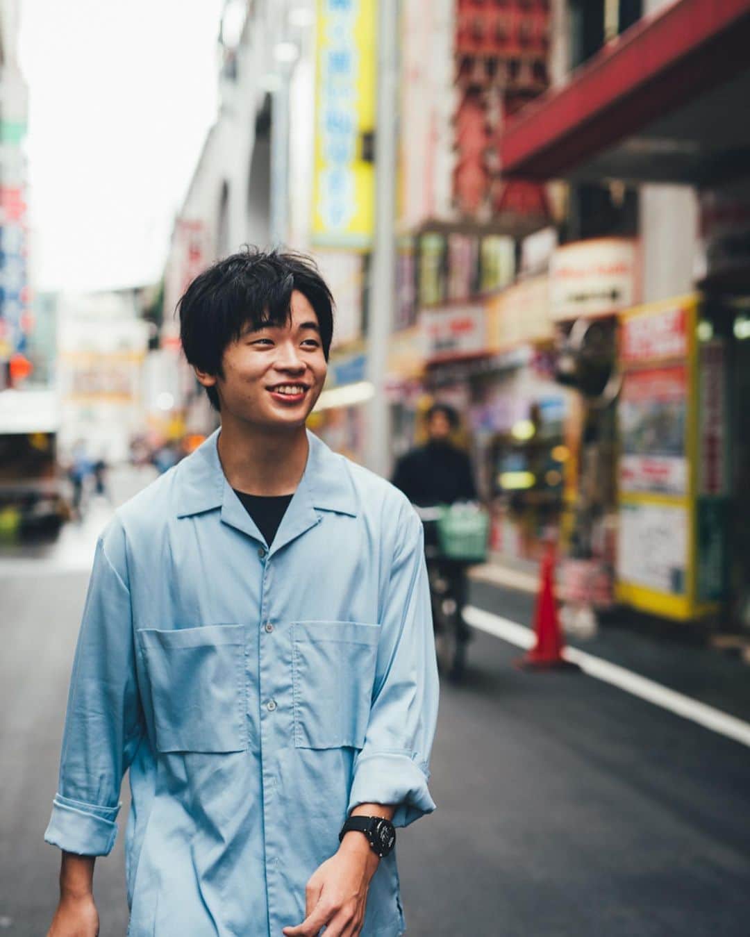 すしらーめん《りく》のインスタグラム：「本発売まで１週間！！📘💨 #いたずらの魔法 ★巻頭にはイケメングラビアのような、今まで見たことのないような写真が収録されている。撮影は困難を極め、小栗旬さんを憑依させることでなんとか乗り切った」