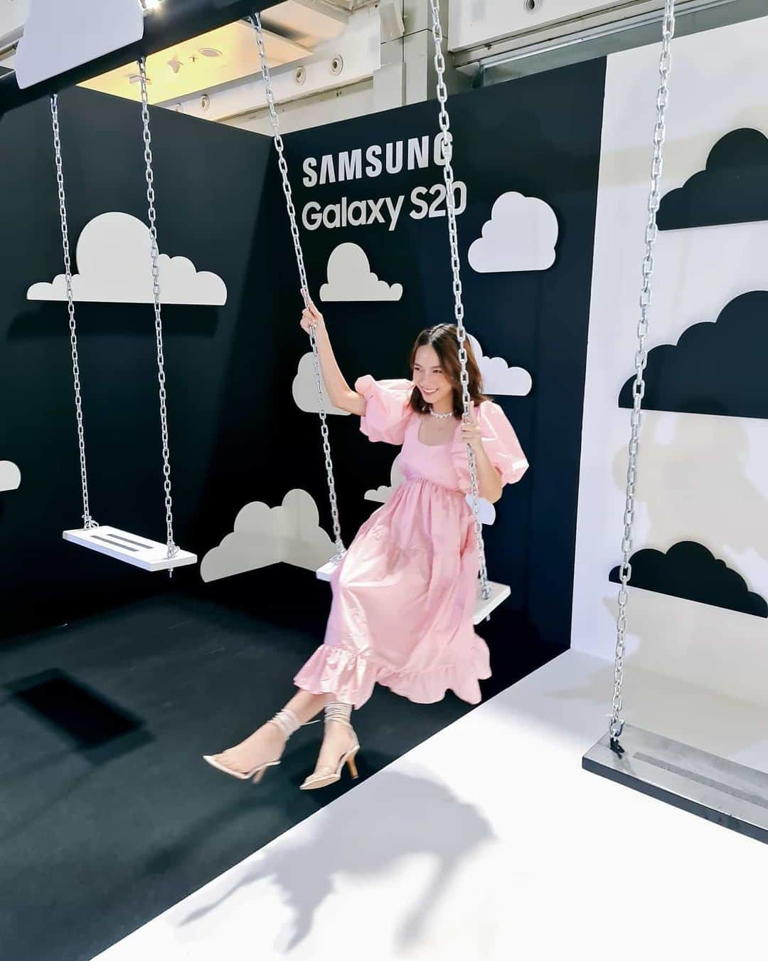 バイトゥーイ・ズワピットさんのインスタグラム写真 - (バイトゥーイ・ズワピットInstagram)「Galaxy S20 Ultra 5G สุดยอดกล้องวิดีโอสมาร์ทโฟนแห่งยุค เก็บภาพทุกช็อต ไม่พลาดทุกโมเม้นต์ ทดลองเครื่องจริงแบบเอ็กซ์คลูซีฟ ที่เซ็นทรัลเวิลด์ วันที่ 13 ก.พ. นี้ เปิดจอง 14 กุมภาพันธ์ – 5 มีนาคม พร้อมรับข้อเสนอสุดพิเศษ จากร้านค้าที่ร่วมรายการ ทั่วประเทศ #GalaxyS20TH #TeamGalaxy」2月12日 19時48分 - iiitoei