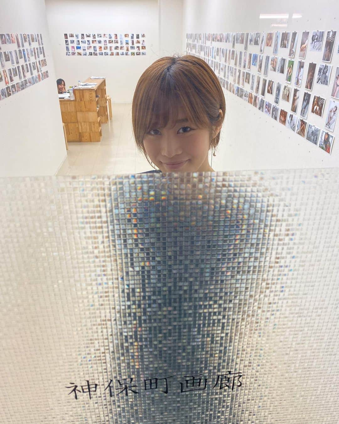 橘花凛さんのインスタグラム写真 - (橘花凛Instagram)「神保町画廊展インスタグラムの恋人たち 在廊してました！ たくさんの方にいらして頂き、話しかけて頂き、ご購入頂き、写真撮って頂きとても嬉しかったです✨ お忙しい中ありがとうございました🙇‍♂️💓たくさんの差し入れもありがとう♩ こんなたくさんの方にいらして頂けると思ってなかったので感動しました🥺✨ またこんなイベントできたらなぁ♩ 撮影してくださったイワタさんと📸💓」2月12日 19時58分 - rintakahashi0809