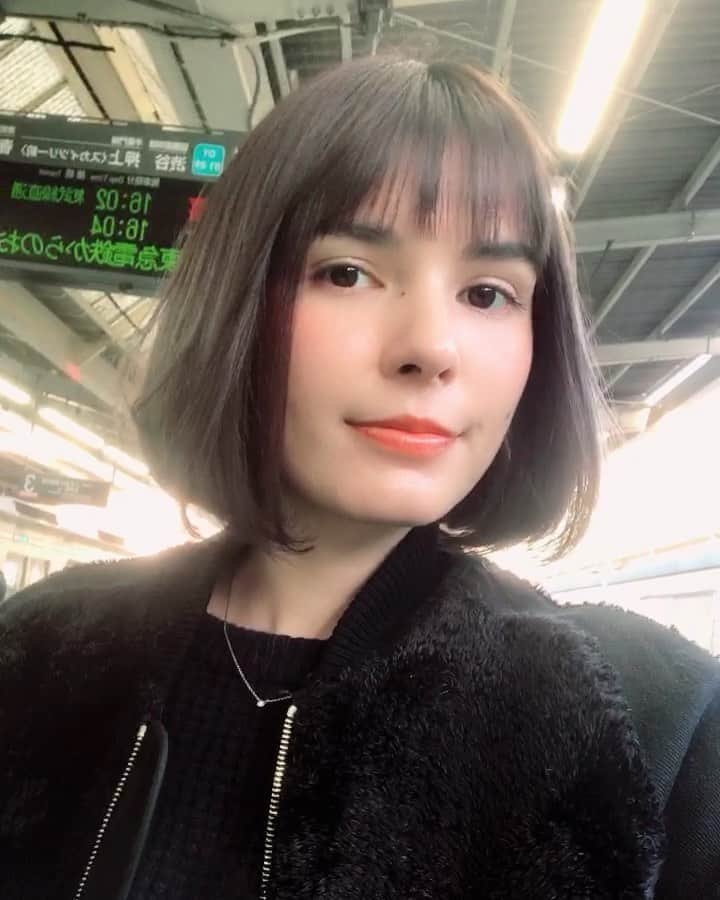 ケリーアンのインスタグラム：「いつも @salondemilk_mizonokuchi で 露木さん @keisuke._.tsuyuki にカット&カラーお願いしています✨👩🏻✨ 地毛の黒からグレー系のグラデーションにしてくれています✨流石です〜👏🤩Thank you!」