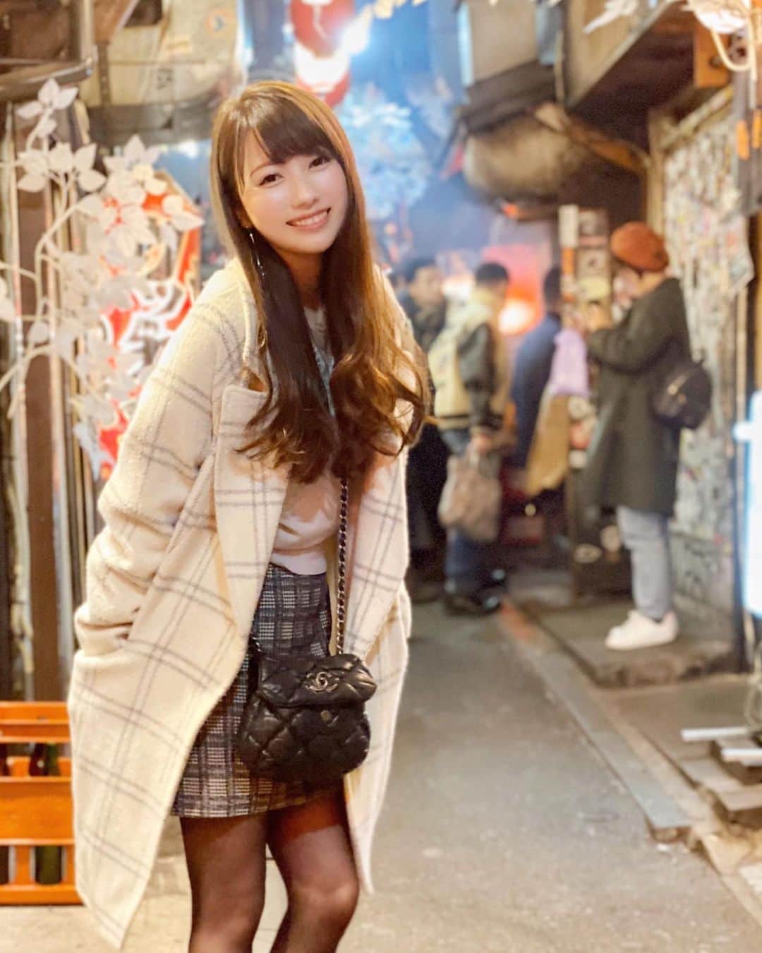 佐倉知里のインスタグラム：「思い出横丁でほろ酔い.*˚ . 今年ももう1/12終わっちゃったなんて🥺 1日が早い！色々やらなきゃ！！ ...っと思いつつ。 ごろごろごろごろたれぱんだฅ•ω•ฅ . うん。ゆっくりでもいいじゃないか。 笑顔でいられるのが1番大切だと思うんです。 それで少しでも周りの人たちが笑顔になってくれたらもう嬉しいハッピーなんです。 . . . #ほろ酔い#tipsy#思い出横丁#🏮」