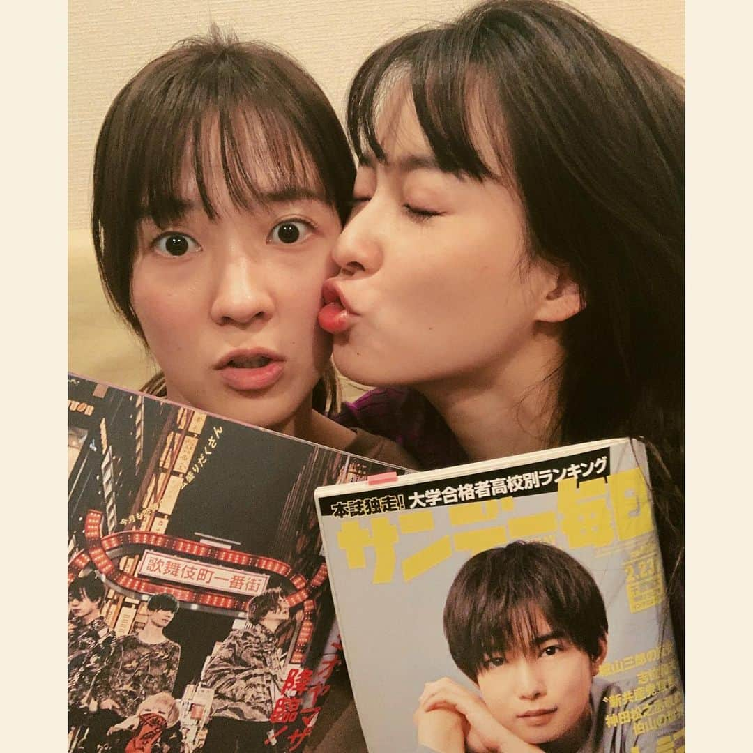 奈津子さんのインスタグラム写真 - (奈津子Instagram)「仕事終わりで相方の亜希子さんち🏠(ササポン宅ともいう)へ。他愛もないおしゃべりをしてお互いまた仕事へ。手に持ってるのはいま亜希子さんの作品が掲載されている雑誌です📖ありがたや💖✨2枚目の我々が似過ぎw ・ #双子　#一卵性　#一卵性双生児 #twins #家電 #家電好き #家電女優 #奈津子 #人生に詰んだ元アイドルは赤の他人のおっさんと住む選択をした　#大木亜希子」2月12日 19時54分 - natsuko_kaden