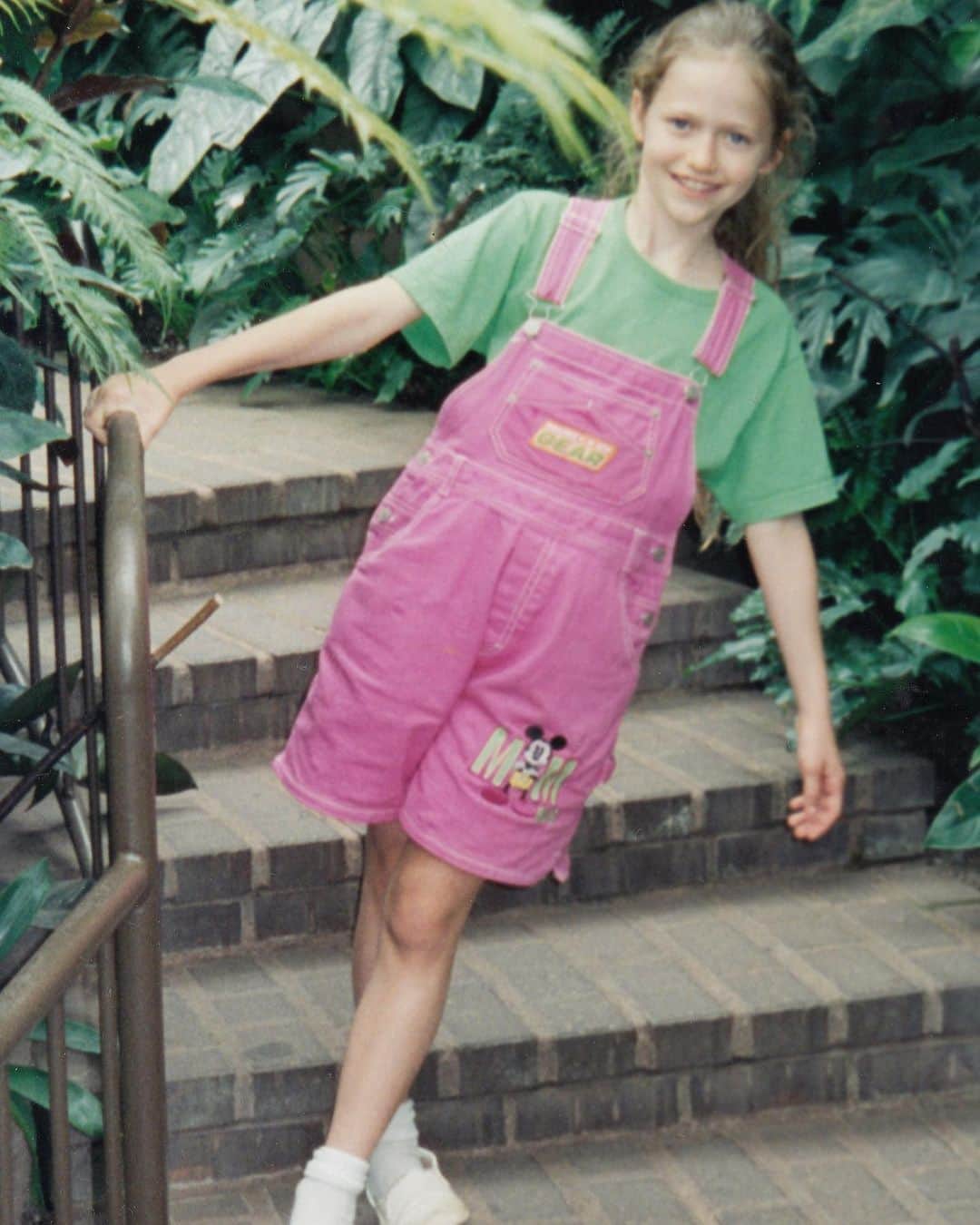 ジョアンナ・ブラッディのインスタグラム：「Been wearing overalls for as long as I can remember... apparently my moves have stayed consistent as well. 🙈 #throwback」