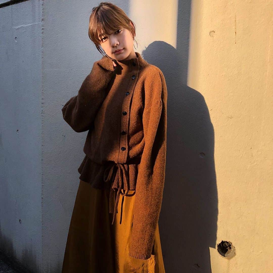 石川瑠利子のインスタグラム：「. . my most favorite knit of @lemaire 🌟 お気に入りのルメールのニット🧶💕 一生永く着られる服というコンセプトなだけあって、シルエットや程よいボリュームがたまらないのです👀✨ ルメールのお店、日本に出来ないかなぁ🤤❤️ . . #fashion #lemaire #code #ルメール #ファッション」