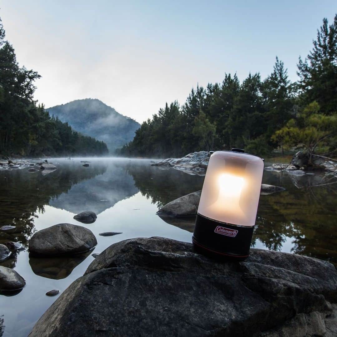 Coleman Japanのインスタグラム：「お気に入りの景色⛰と音楽と一緒に、 贅沢な時間を #灯そう💡 ・ ⚠️音量などマナーを守って使いましょう。 ・ ・ ・ #灯そうColeman #灯そうコールマン #灯そう #Coleman #コールマン #Lantern #ランタン #LEDランタン #Camp #キャンプ #Outdoor #アウトドア」