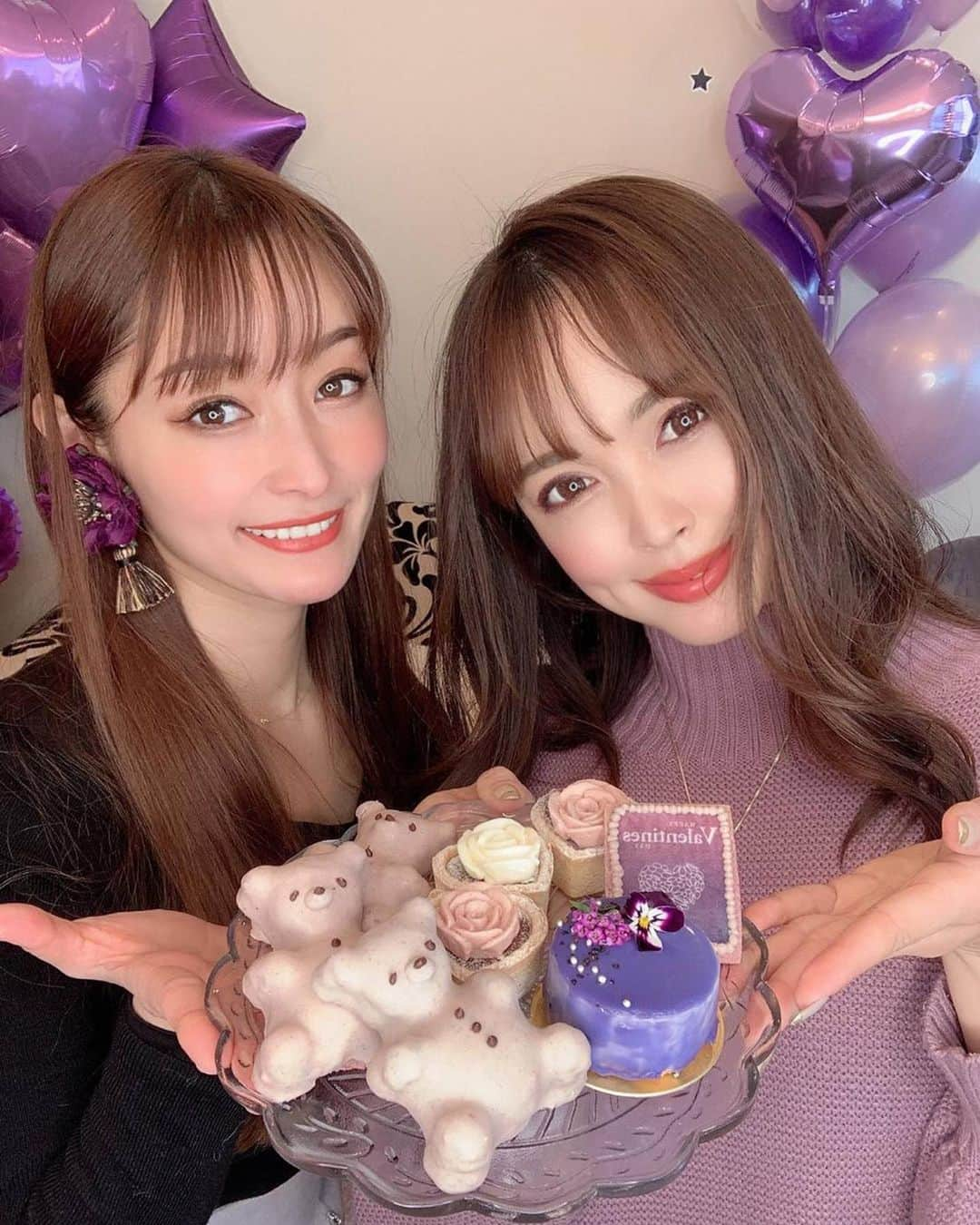 板橋瑠美さんのインスタグラム写真 - (板橋瑠美Instagram)「大好きなpurpleだらけ💜﻿ ﻿ ﻿ 気づけば自分のお気に入りカラーになりつつあるpurple♡﻿ ﻿ ﻿ 今回purpleドレスコードで、愛する姉さん達に誘われてなっしーさん主催のパーティーへ♡﻿ ﻿ ﻿ なぜpurpleかと言うと、﻿ 黒のクコノミで出来た新しい美容と健康のお茶🍵﻿ ﻿ 💜Mongolian Bery💜Valentineパーティー♡﻿ ﻿ ﻿ めっちゃ綺麗なpurpleだけど、﻿ クセのない味で飲みやすいのに﻿ ﻿ アントシアニンがたっぷり入ってて抗酸化成分もあるので、美容にも健康にもいいし、﻿ ﻿ 血液の流れがよくなってスッキリ起きられるなんて事も♡﻿ ﻿ ﻿ ﻿ 生理痛改善、便秘にも良いから女性は本当飲んだ方が良いスーパーteaだよ♡﻿ ﻿← @mongolianberry ﻿ ﻿ そして、前から本当に可愛すぎるスイーツを作るパティシエのみゆうちゃん♡﻿( @chocoran.miyu ) ﻿ ﻿ モンゴリアンのpurpleの世界観で、﻿ ちょーーーーー可愛いスイーツを﻿ 作ってくれました💜💜﻿ ﻿ ﻿ 相変わらずみゆうちゃん、天才すぎる、、、、♡﻿ ﻿ ﻿ 可愛いだけじゃなくて、本当に美味しいの💕！﻿ ﻿ ﻿ ﻿ そんなパーティーの前日にリアル誕生日だった、﻿ 我らが姫、森下悠里ちゃんの誕生日もお祝い🎂﻿ ﻿ ﻿ ほんといつも可愛くて、ムービー見たらわかると思うけど、、、﻿ 声も行動も発言もほんとに可愛いの！ꉂ笑꒱﻿ ﻿ ﻿ 年上なんだけど、ほんと可愛いの！！ww﻿ ﻿ ﻿ これからも大好きな可愛いゆうりちゃんで居てねー💕ラブ﻿ ﻿ ﻿ ﻿ あー楽しい会に誘っていただけてありがとうございました💜﻿ ﻿ またpurpleで、モンゴリアンパーティーしましょー💕」2月12日 20時03分 - rumi_official_0616