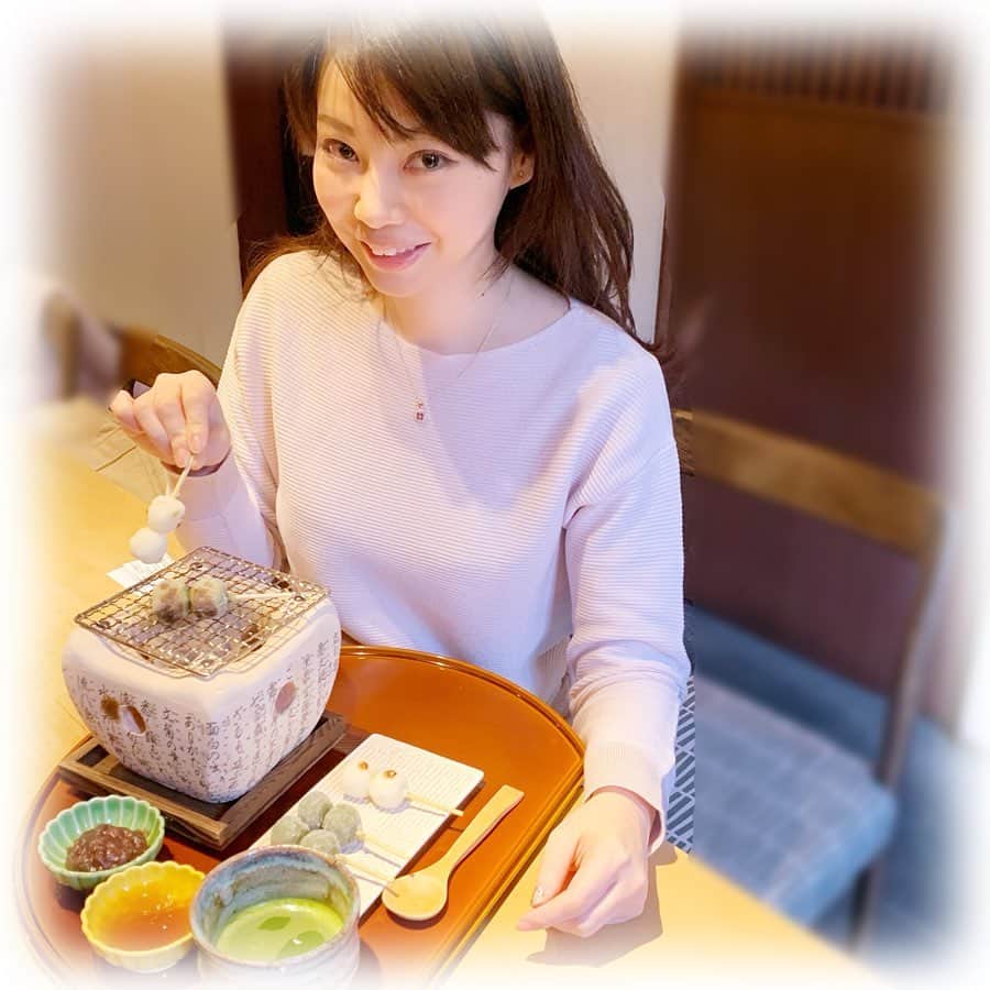 柴本愛沙さんのインスタグラム写真 - (柴本愛沙Instagram)「イクスカフェ🍡 京都で行きたかった和カフェ♡ 自分でお団子を焼いて食べます。 つぶあんとみたらしのソースがついてきます。 結構しっかり焼くのがポイント✨ お抹茶もいただけるしオススメ☆  嵐山にしかお店がなかったけど、 祇園にも新しくオープンしたので 行きやすくなったよ♡  #イクスカフェ #イクスカフェ祇園店 #イクスカフェ嵐山本店 #祇園にもあるよ #京都スイーツ #京都カフェ #京都カフェ巡り #京都カフェめぐり #京都スイーツ巡り #京都カフェ部 #京都グルメ #京都観光 #京都旅行 #カフェめぐり #カフェ巡り #カフェスタグラム #お団子 #和カフェ #京都 #kyoto #kyotocafe #kyotocafegram #cafemiru #cafemiru_京都 #カフェ巡り好きな人と繋がりたい #カフェ好きな人と繋がりたい #そうだ京都行こう」2月12日 20時04分 - aisa_shibamoto