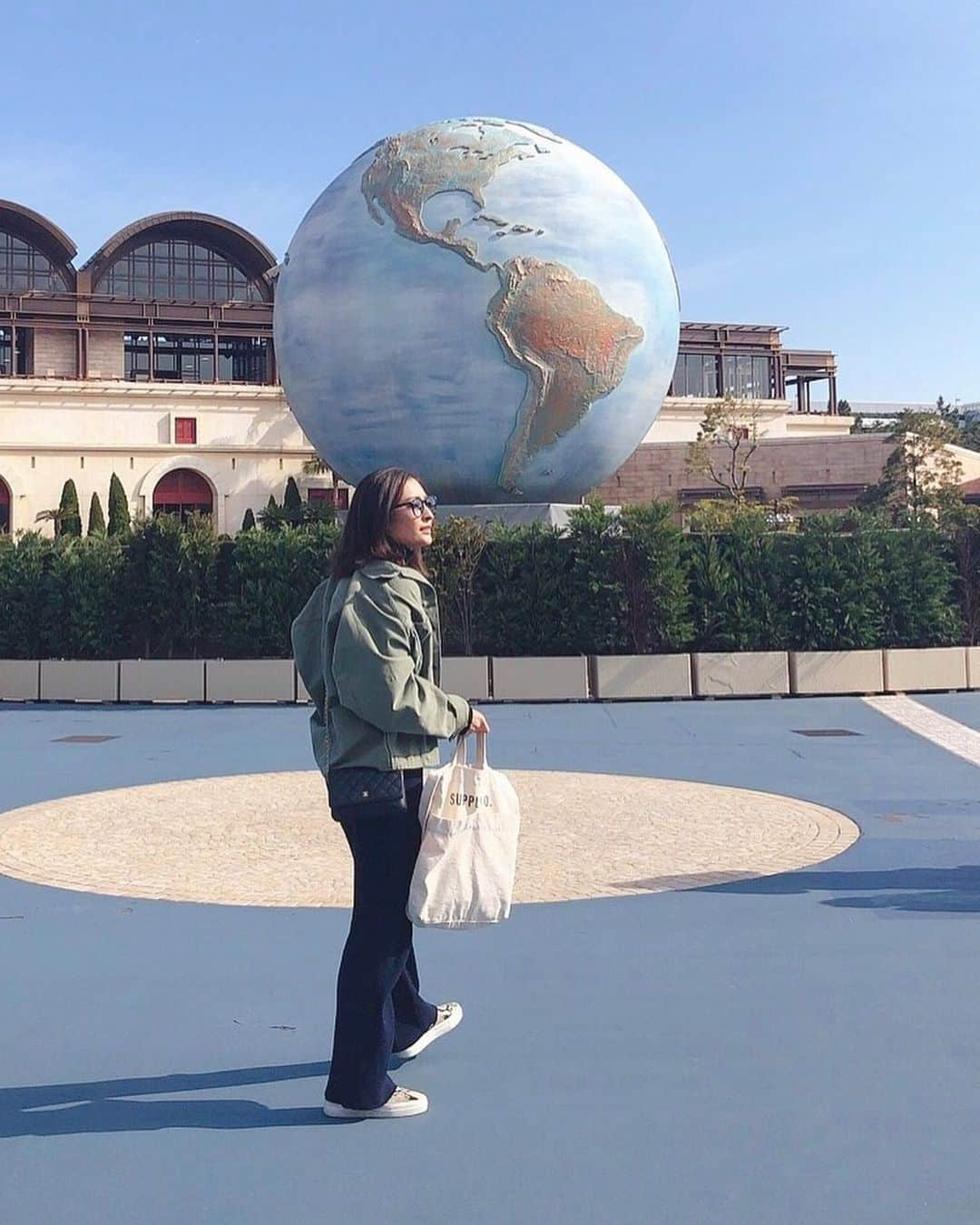 Ayaさんのインスタグラム写真 - (AyaInstagram)「tokyo_disneysea . 多分5年ぶりのディズニーリゾート 近所の高校生の男の子にばったり こんな広いディズニーでばったり！ そんなディズニーのカジュアルコーデ #人がいないのは #休園じゃないですよ tops @titivate jacket @apstudio.jp  shoes @pellico_sunny」2月12日 20時15分 - aya_green1010