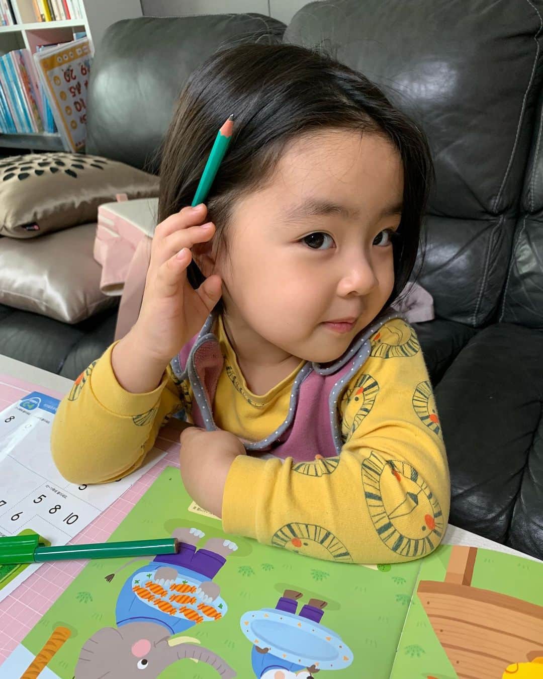 イ・ユンジのインスタグラム：「그래알았어 #긔여워 귀여운데 그만폼잡고 대답좀해봐;  Q.라니사과가 세개고 엄마가 두개야. 그럼 라니사과가 몇개 더,많은걸까?  A.음..세개? #제발#날닮지말아줘#수알못엄마」